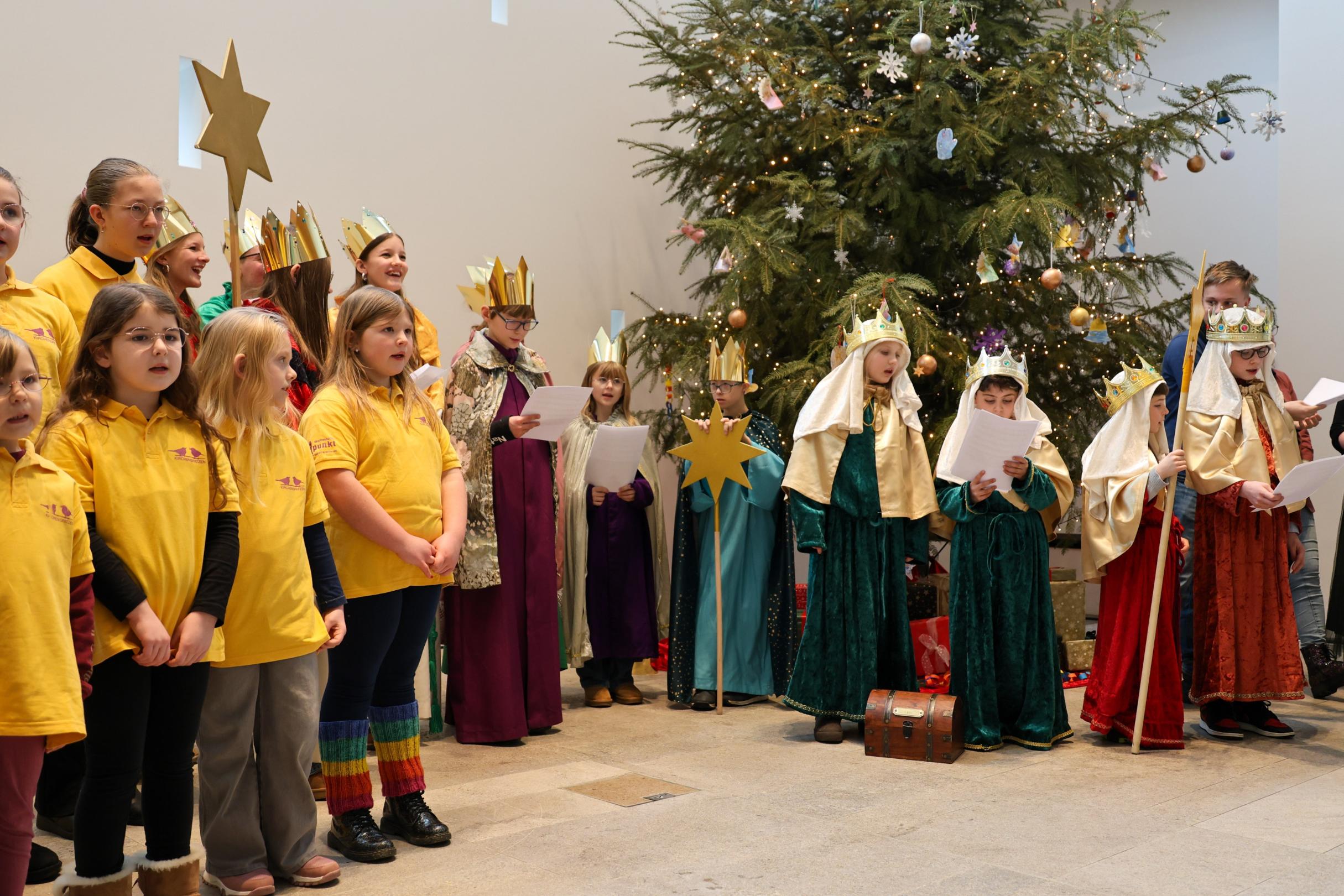 Sternsingerinnen und Sternsinger segnen den Hessischen Landtag