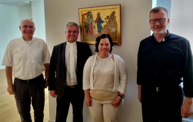 Beim Besuch in der Villa Malta: (von links) Dr. Peter Beer, Dozent am IADC, Weihbischof Udo Markus Bentz, Stephanie Rieth, Bevollmächtigte des Generalvikars, und Pater Zollner, Direktor des IADC. (c) IADC