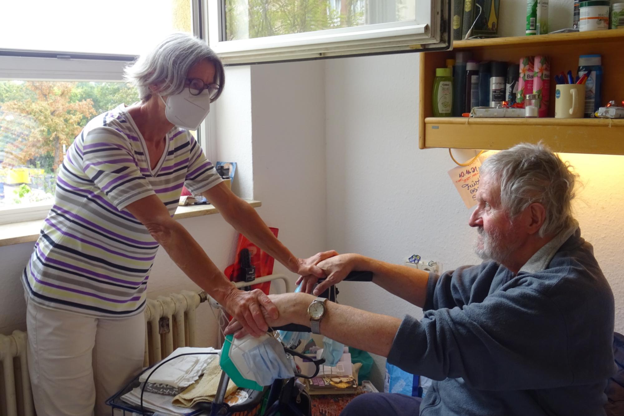 Pflegerin Angelika Ullmann-Schüler hat das Vertrauen von Thaddäusheim-Bewohner Winfried Z. bekommen: „Sie nimmt sich Zeit, wenn ich Hilfe benötige.“