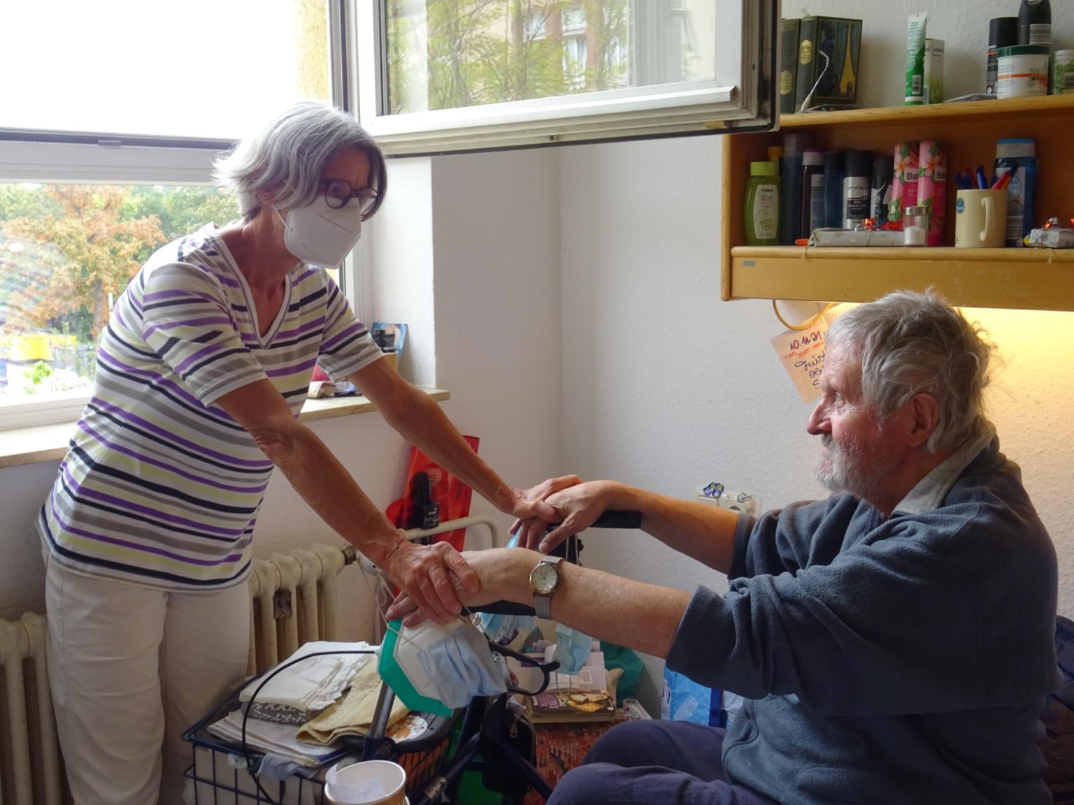Pflegerin Angelika Ullmann-Schüler hat das Vertrauen von Thaddäusheim-Bewohner Winfried Z. bekommen: „Sie nimmt sich Zeit, wenn ich Hilfe benötige.“ (c) Martina Buchmann, Thaddäusheim