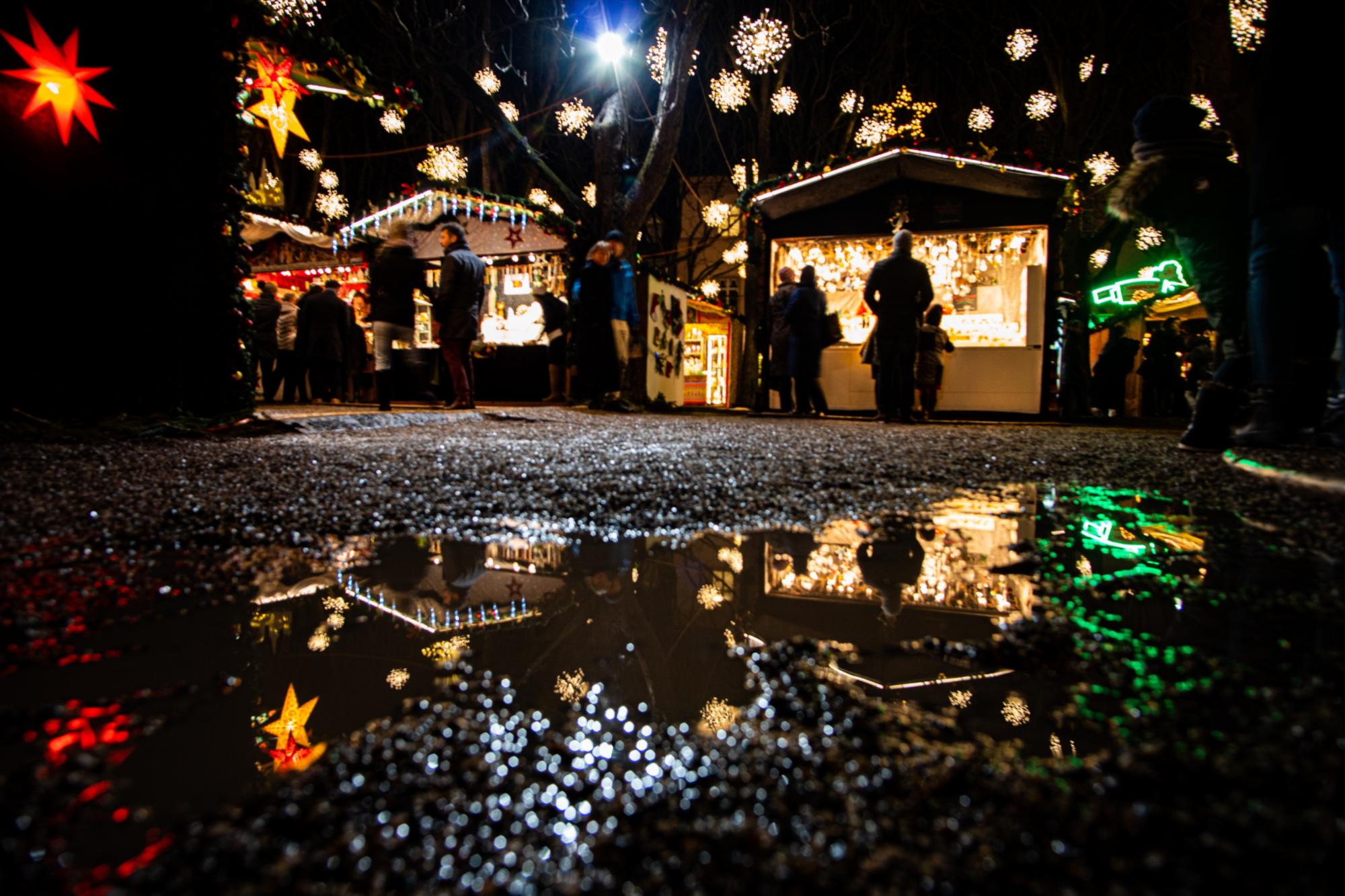 Weihnachtsmarkt mit Buden