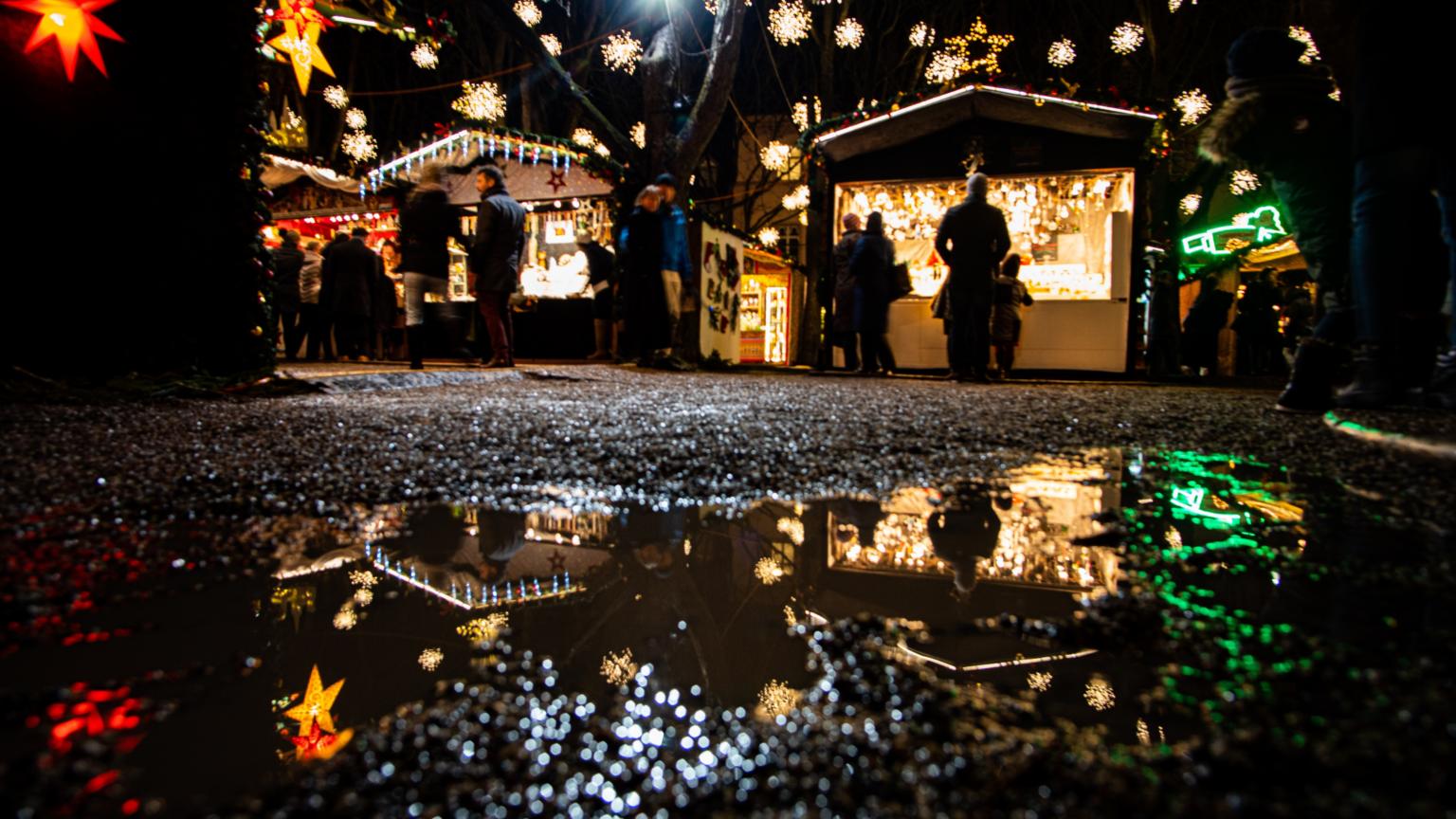 Weihnachtsmarkt mit Buden (c) Simona | stock.adobe.com