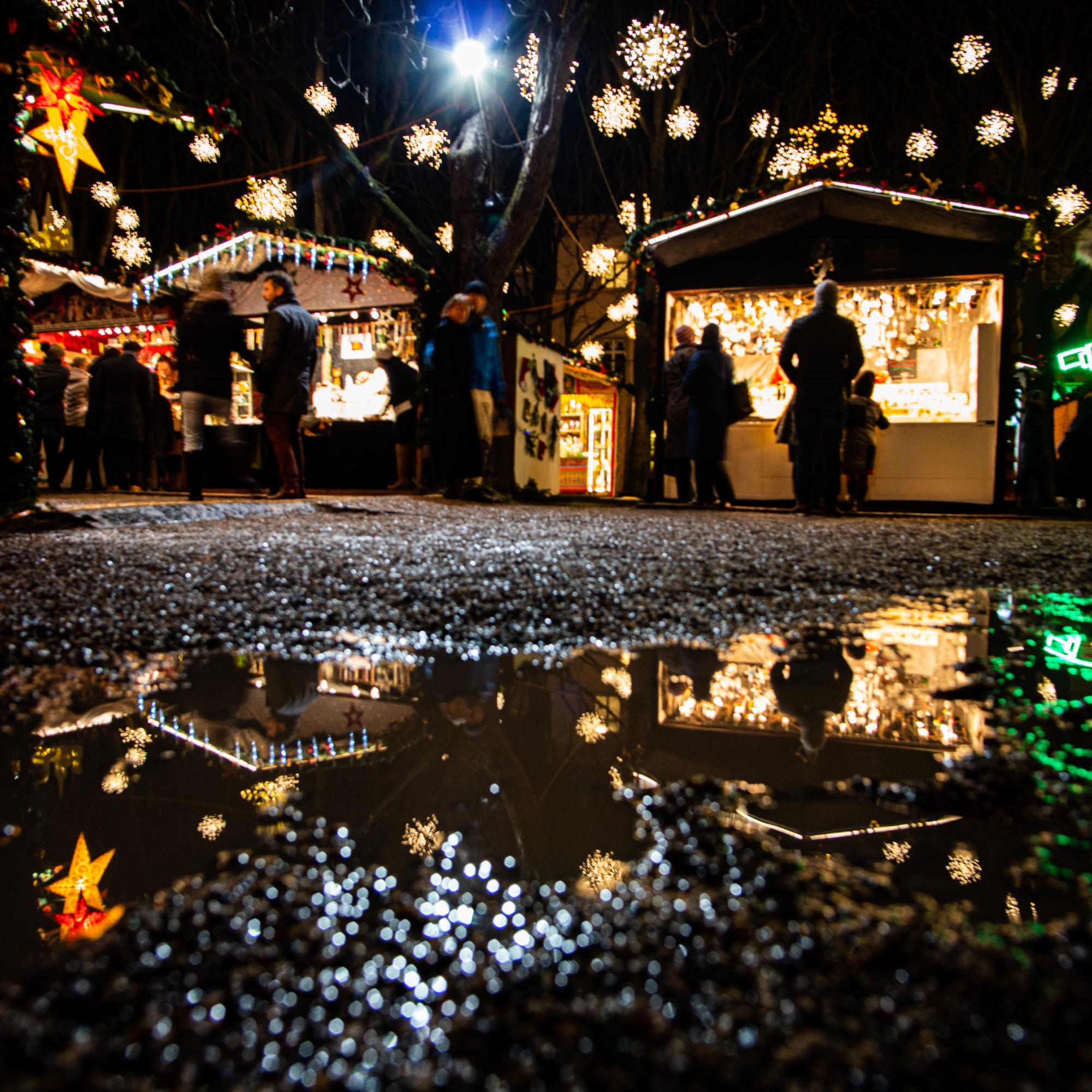 Weihnachtsmarkt mit Buden