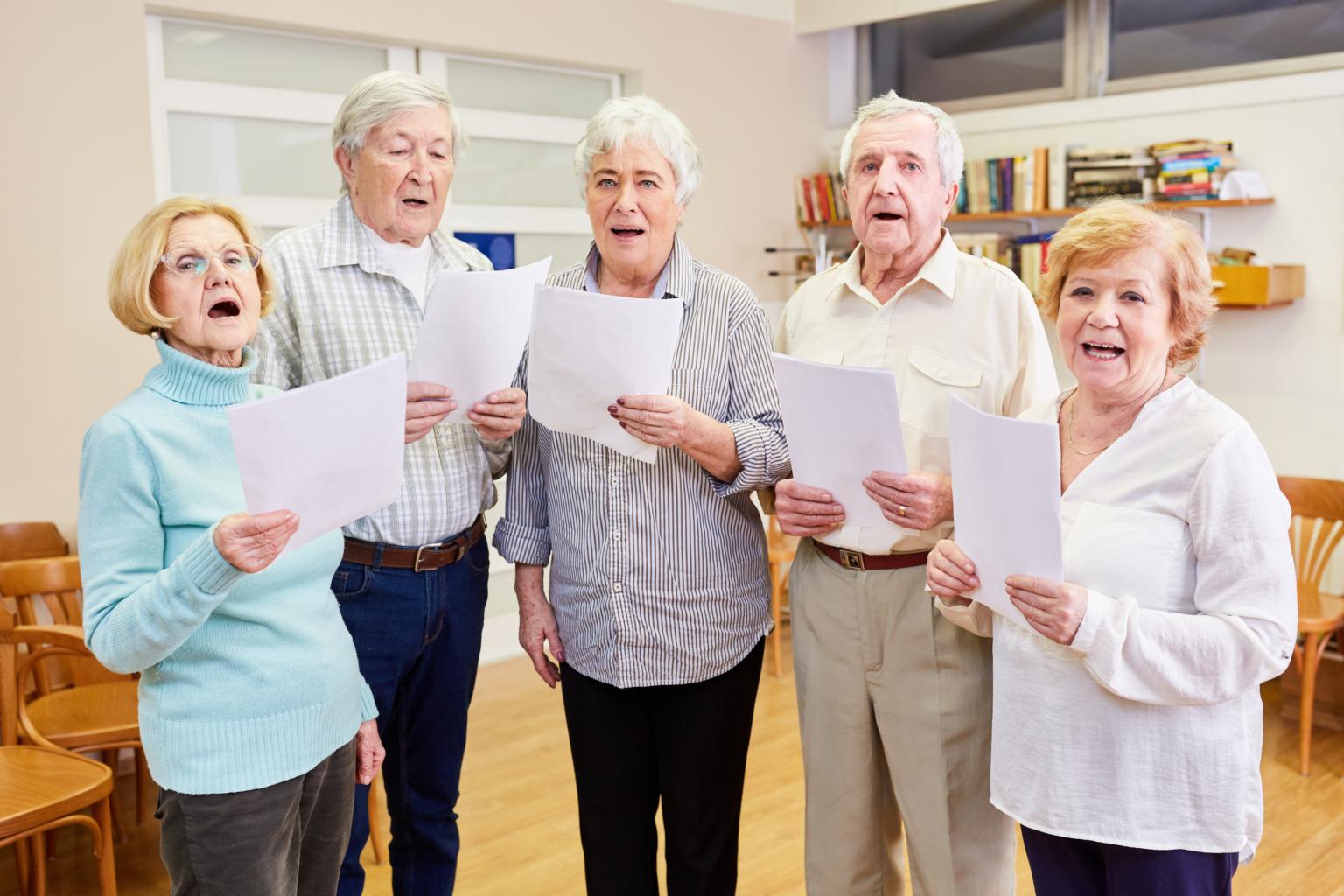 Senioren singen gemeinsam im Chor (c) Robert Kneschke | stock.adobe.com