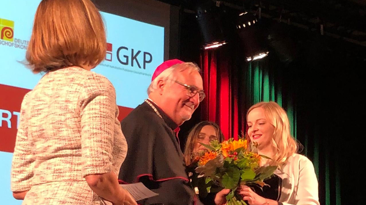 Bischof Fürst übergibt die Auszeichnung an Sarah Seifen (c) Kirchenzeitung Glaube und Leben