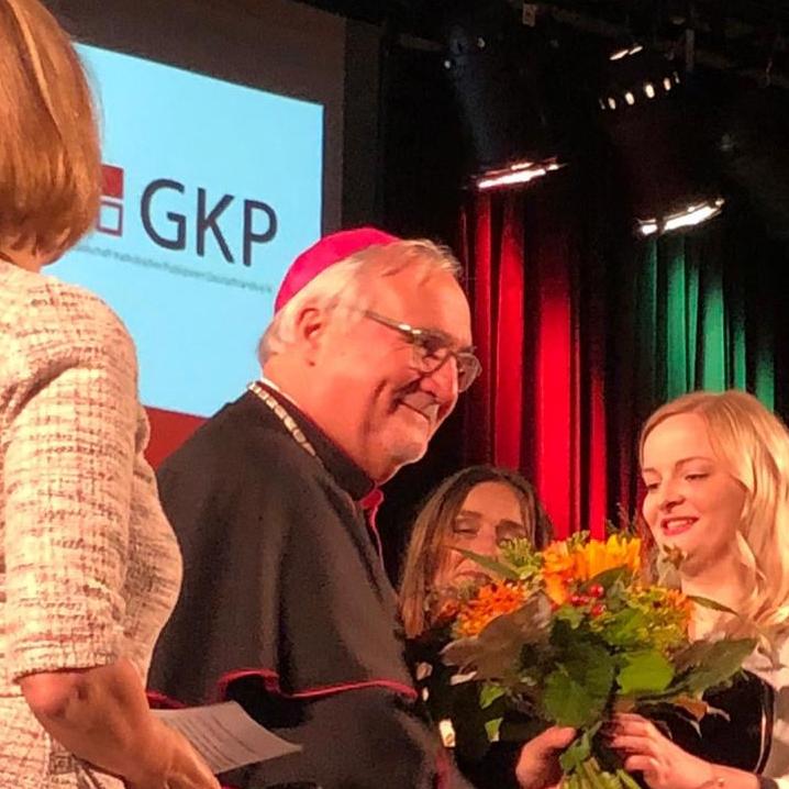 Bischof Fürst übergibt die Auszeichnung an Sarah Seifen