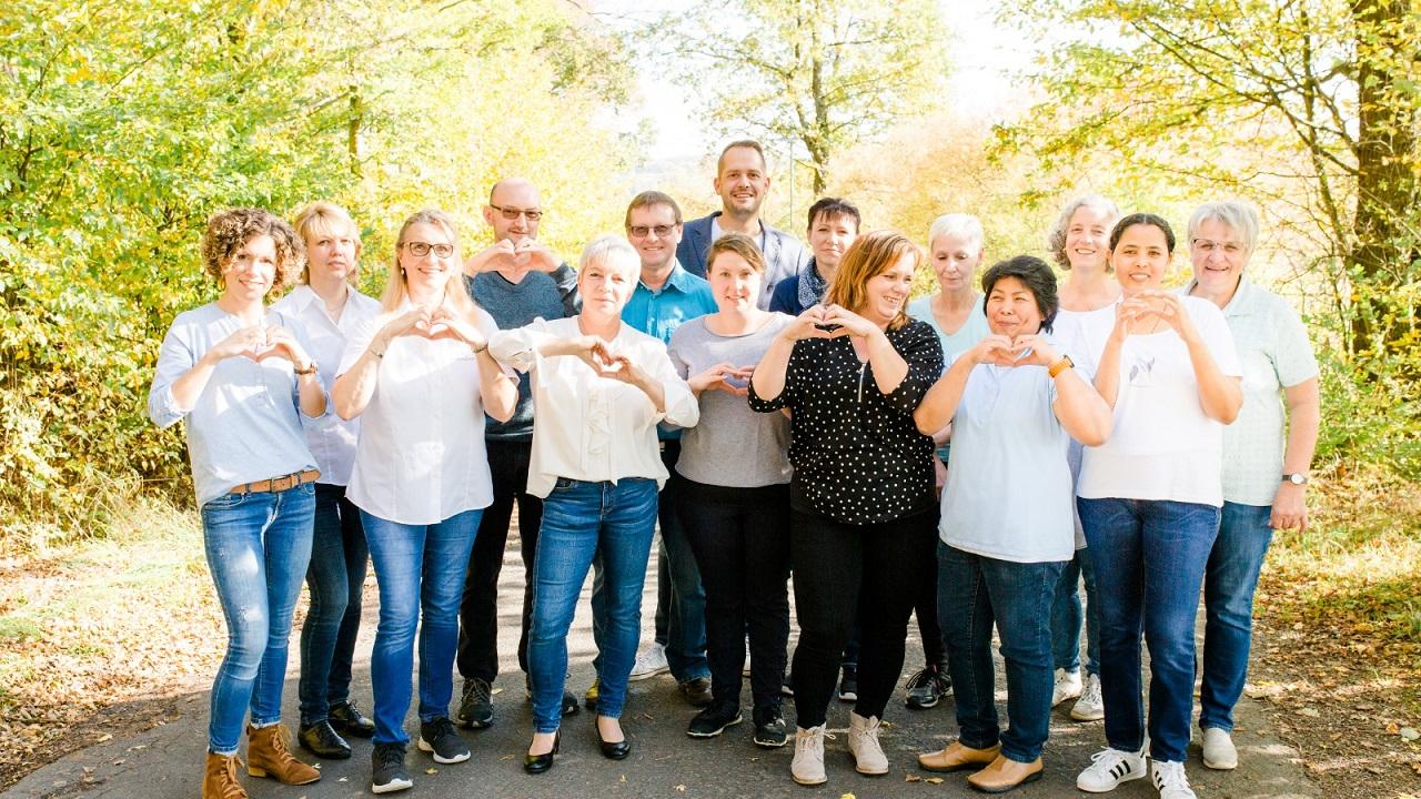 Mit diesem Bild aus „maskenlosen“ Zeiten präsentiert sich das Kolping-Feriendorf auf Facebook. Hausleiterin Rebecca Strauch steht ganz link, ihr Mann Norman Strauch ist in der Mitte hinten zu sehen (c) Kolping Feriendorf