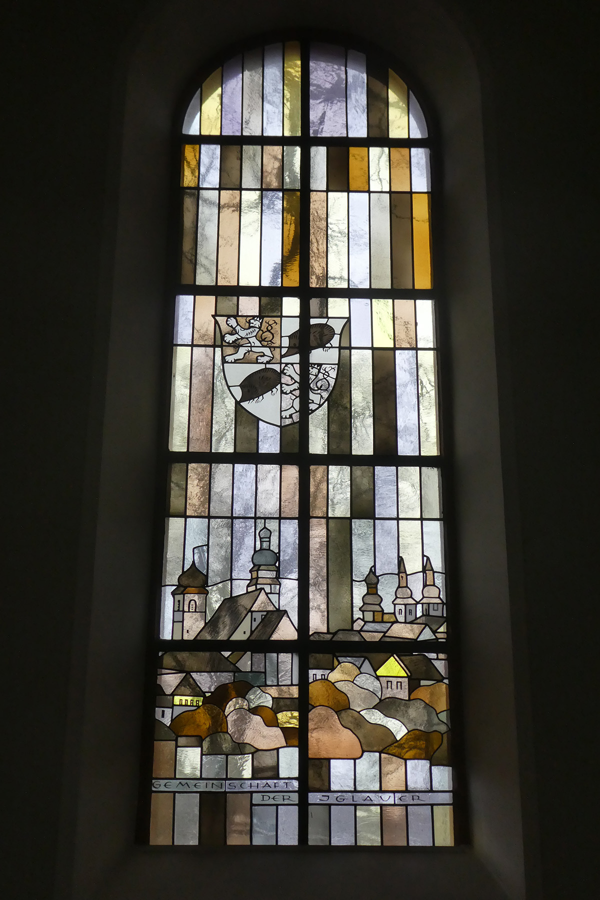 Eines der Fenster von St. Sophia verweist auf die Stadt  Iglau im heutigen  Tschechien. (c) St. Sophia im Odenwald