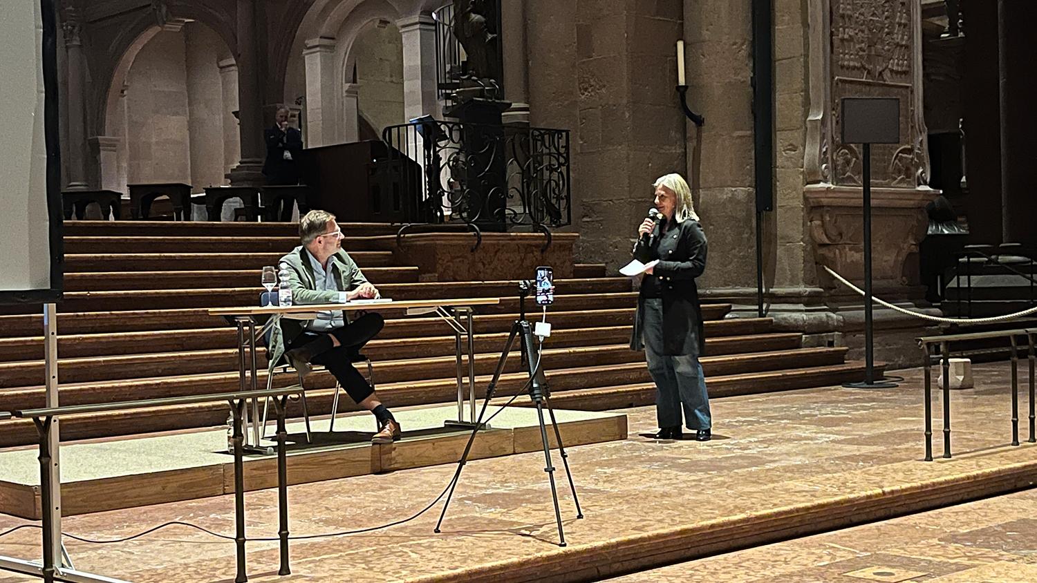 Florian Illies im Mainzer Dom, begrüßt durch Friederike Gemünden (c) Bistum Mainz|Sasse