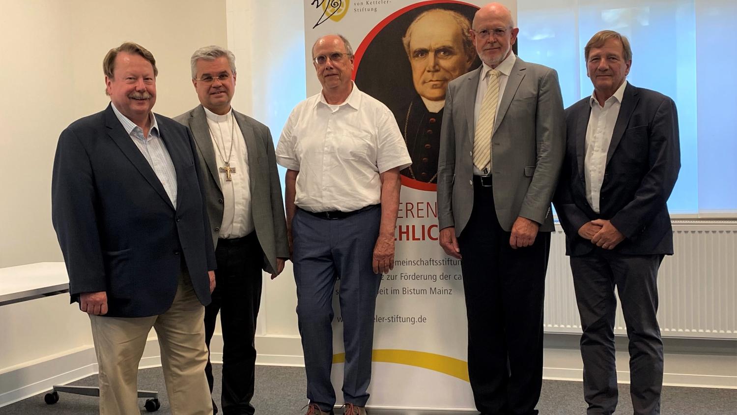 v.l. Stellvertretender Vorsitzender  der Stiftung Wilfried Mönch, Kuratoriumsvorsitzender Weihbischof Dr. Udo Markus Bentz, der scheidende Stiftungsdirektor Dr. Werner Veith, der neue Stiftungsdirektor Heinrich Griep, Vorstandsvorsitzender der Stiftung Volkmar Hommel (c) Ketteler-Stiftung