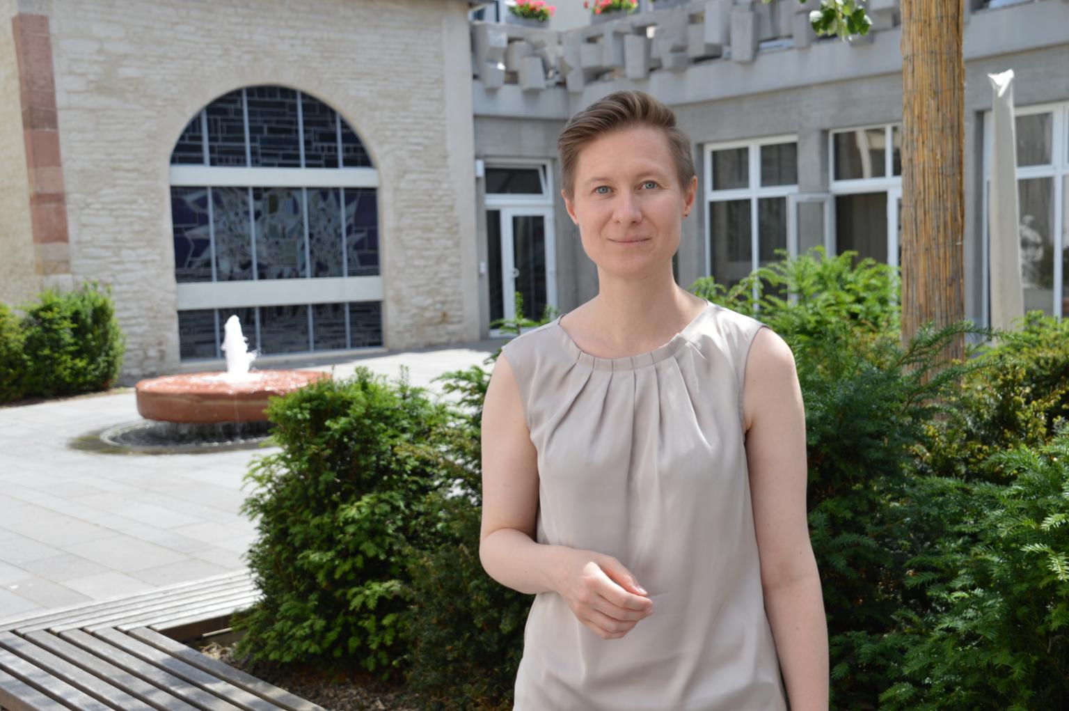 Dr. Hedwig Suwelack leitet seit Dezember 2021 die 350 Jahre alte Martinus- Bibliothek. Für ihre neue Aufgabe wechselte sie von Berlin nach Mainz. (c) Kirchenzeitung/ Ruth Lehnen