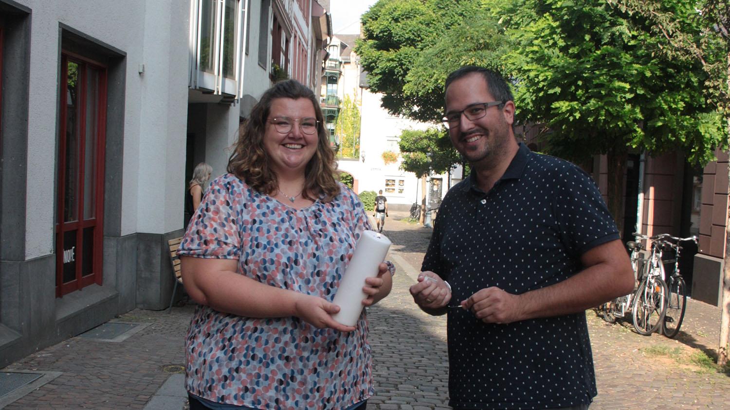 Lena Ullges und Patrick Strosche wollen in ihrem Beruf „Licht in die Welt bringen“. Das symbolisiert die Kerze, die sie mitgebracht haben. (c) Kirchenzeitung/ Anja Weiffen