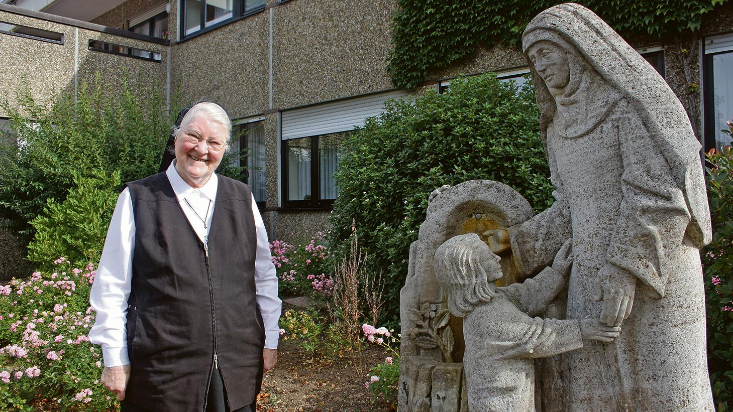 Schwester Ancilla-Maria Ruf (83) vor dem Provinz-Mutterhaus. Sie war von 1987 bis 2000 Provinzialoberin. (c) Anja Weiffen/ Kirchenzeitung