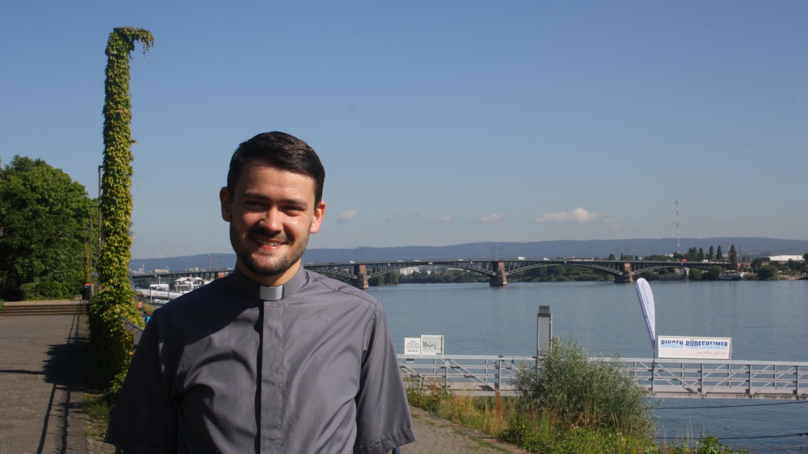 Moritz Gerlach (29) an seiner Laufstrecke am Rhein. Der Priesteramtskandidat hält sich mit Joggen fit. (c) Anja Weiffen/ Kirchenzeitung