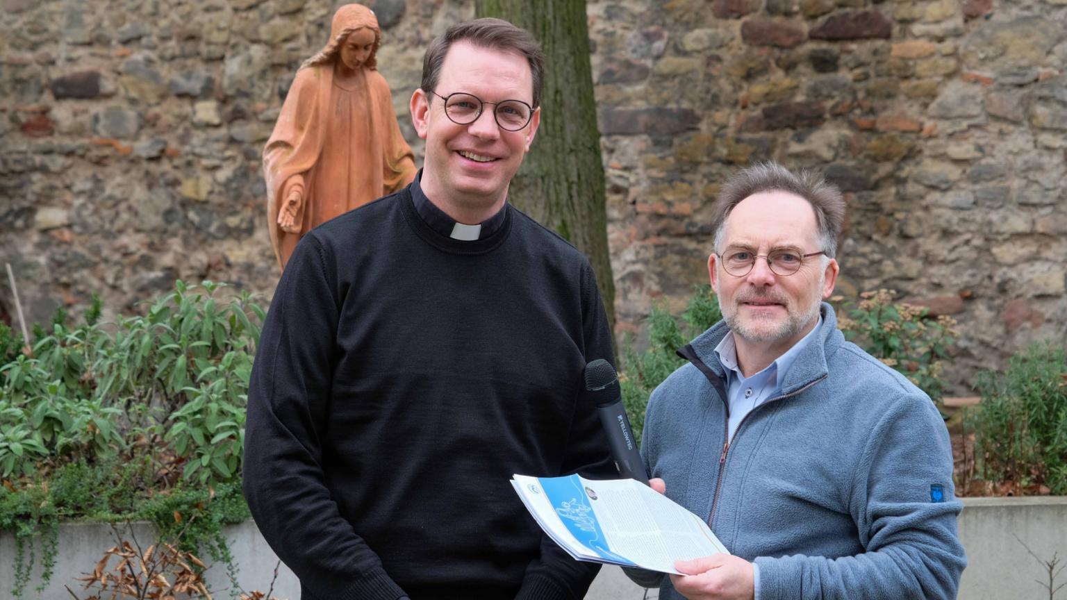 Pfarrer Thomas Winter, Pfarradministrator der Pastoraleinheit Katholische Kirche Mainz-City, im Interview mit Rüdiger Enders von Radio Horeb (von links) (c) Radio Horeb | Enders