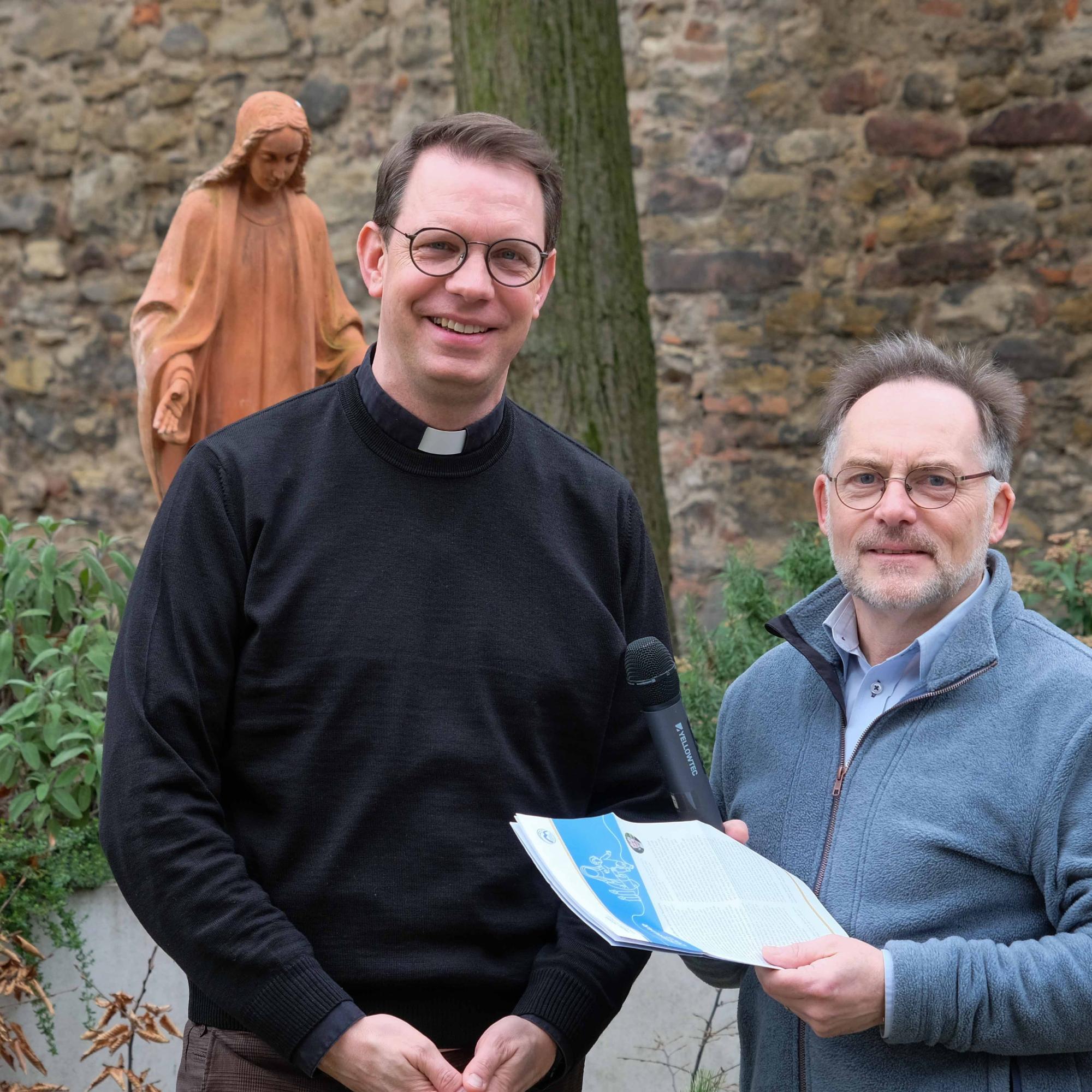 Pfarrer Thomas Winter, Pfarradministrator der Pastoraleinheit Katholische Kirche Mainz-City, im Interview mit Rüdiger Enders von Radio Horeb (von links)