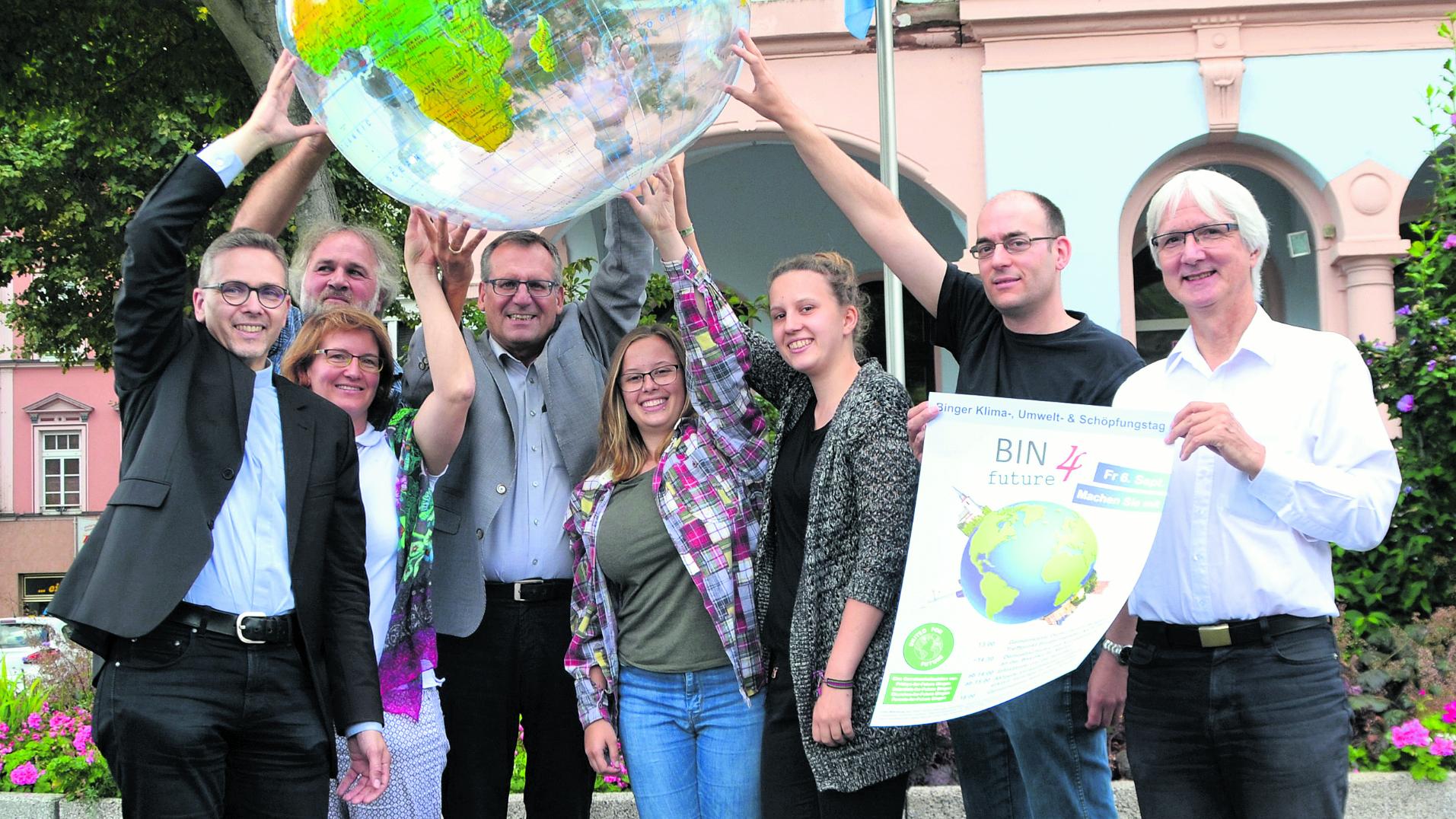 Die Organisatoren des ersten Binger Klima-, Umwelt- & Schöpfungstags, darunter Pfarrer Markus Lerchl (c) Stadt Bingen