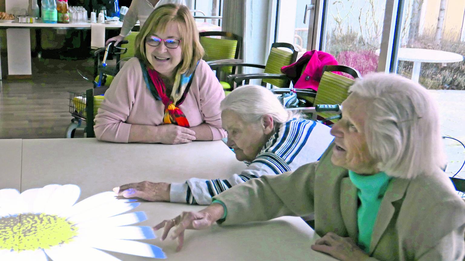 Viel Freude haben die Senioren im Caritashaus Maria Frieden am Spiel mit den Lichtprojektionen der Tovertafel. (c) kirchenzeitung