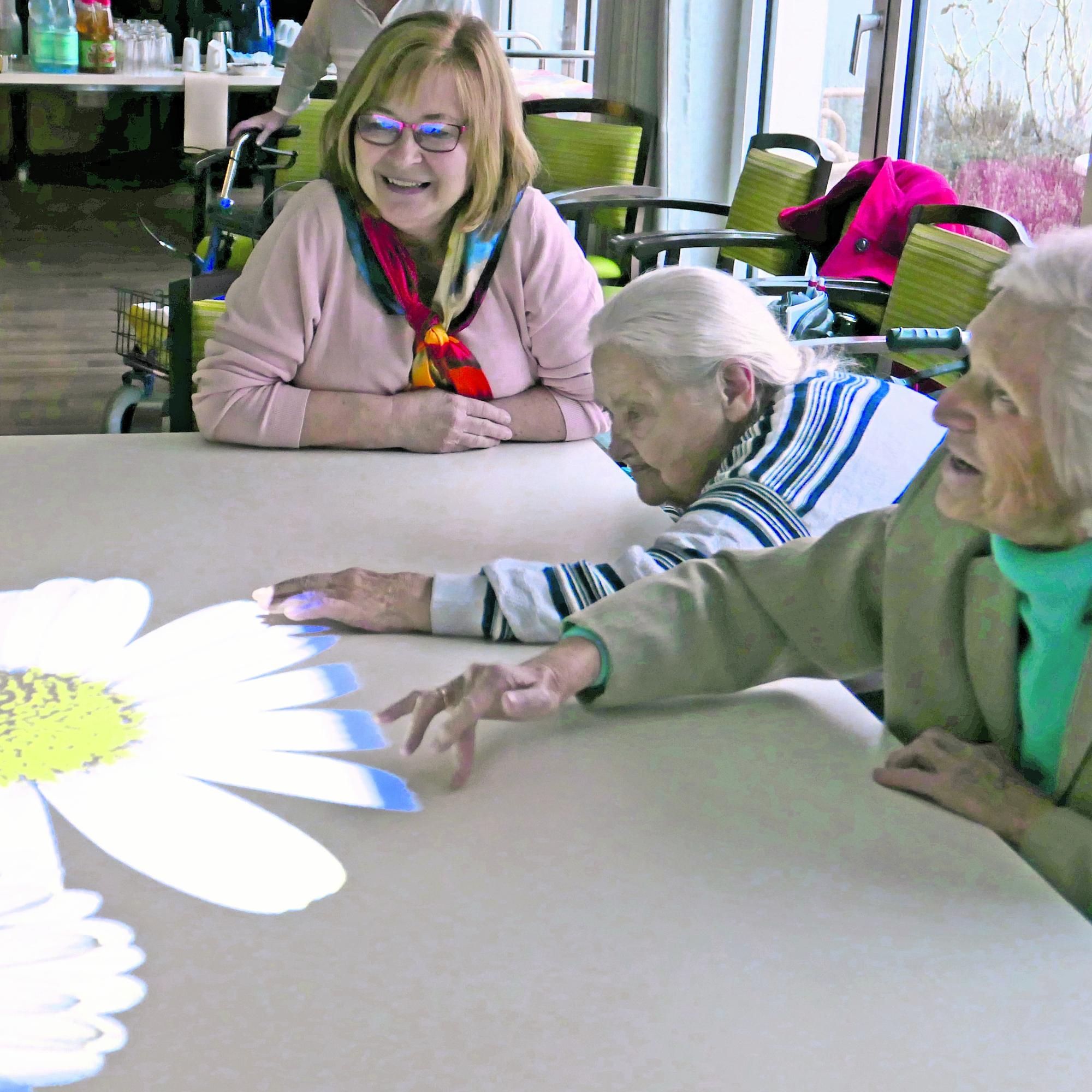 Viel Freude haben die Senioren im Caritashaus Maria Frieden am Spiel mit den Lichtprojektionen der Tovertafel.