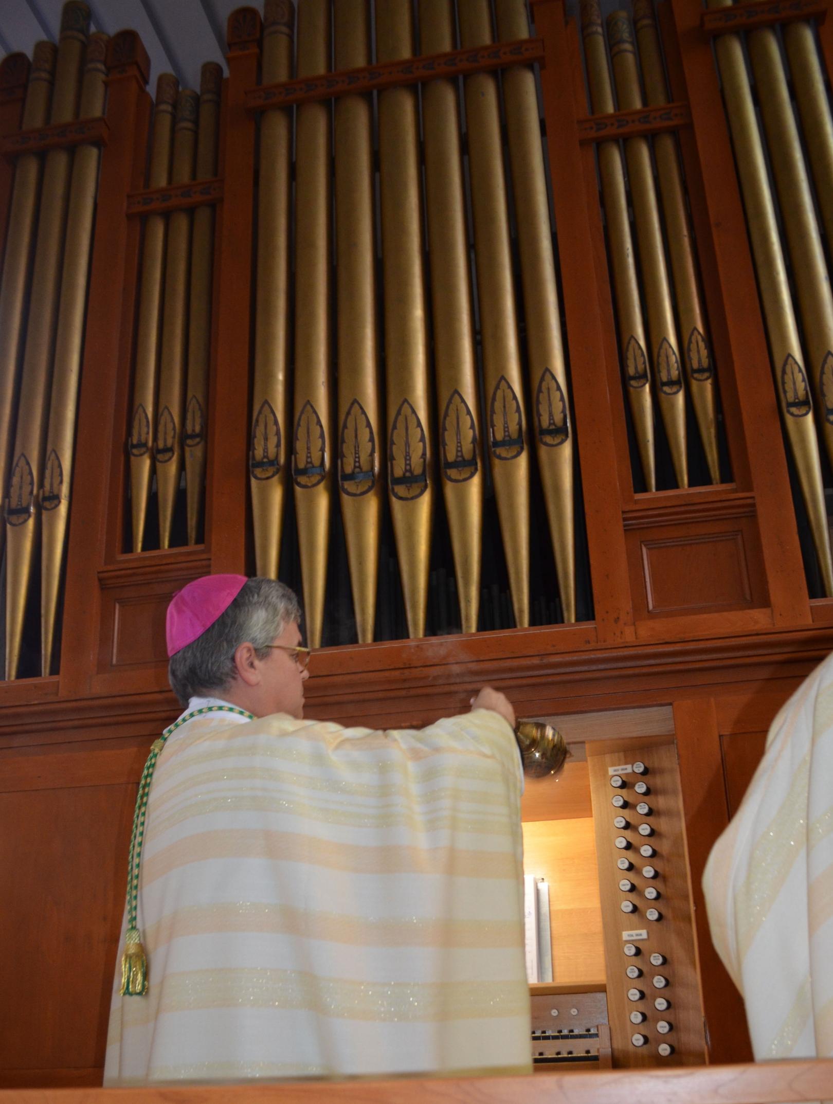 Weihbischof Udo Bentz segnet die Gray & Davison-Orgel an ihrem neuen Einsatzort. (c) Maria Weissenberger