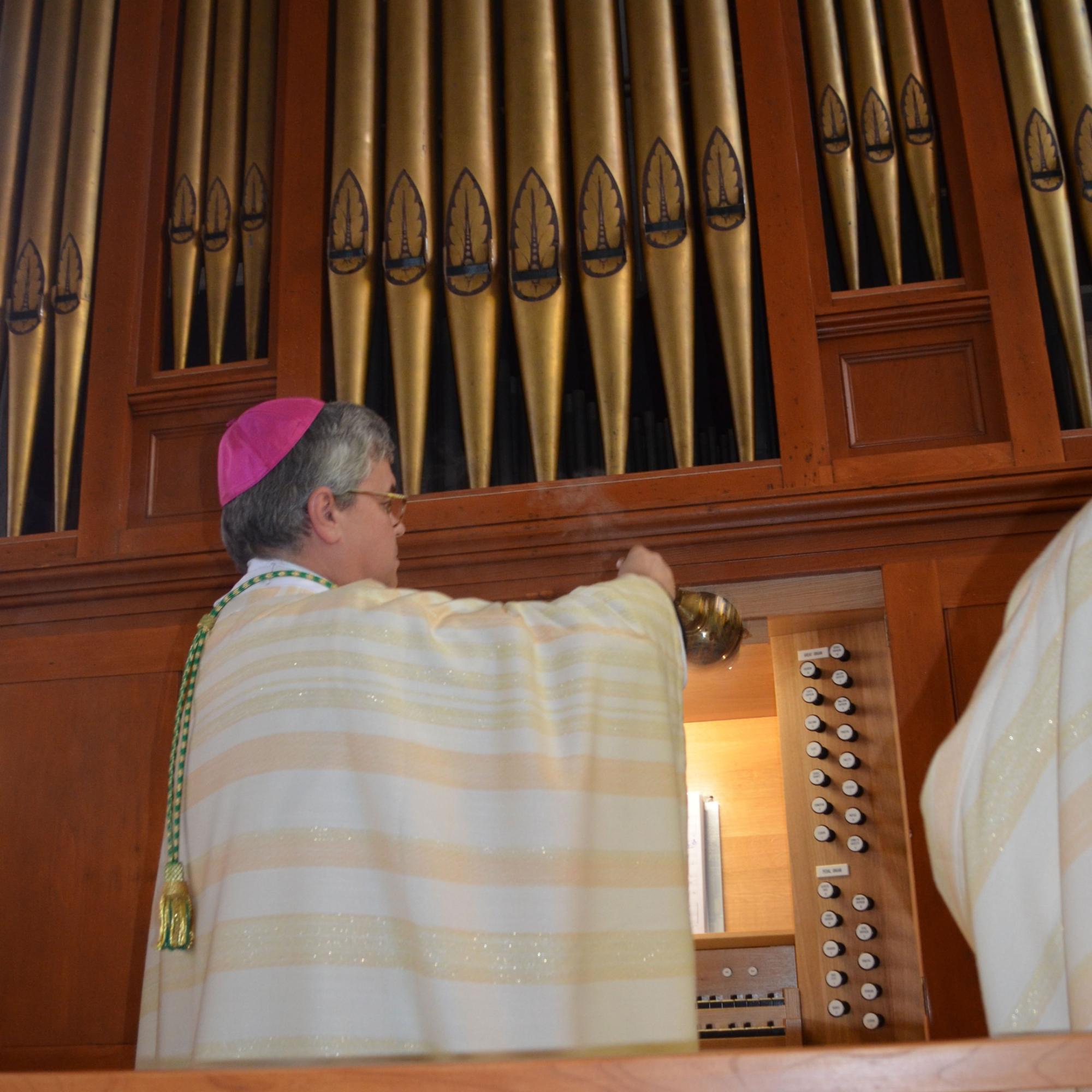 Weihbischof Udo Bentz segnet die Gray & Davison-Orgel an ihrem neuen Einsatzort.