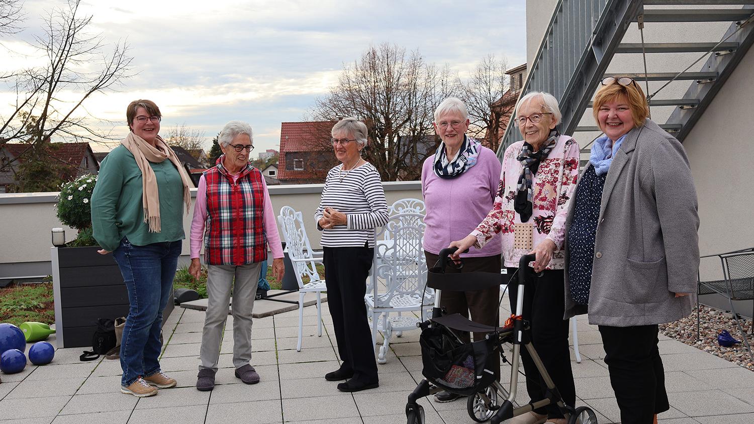 Gespräche, Gärtnern oder den Ausblick genießen – auch die Dachterrasse gehört  im Haus Marillac zum Wohnen dazu: (v. l.) Heimleiterin Ulrike Schaider, Erika Kühn,  Helga Janowitz, Johanna Freitag, Irmgard Benthin, Hausleiterin Ute Schneider (c) Anja Weiffen