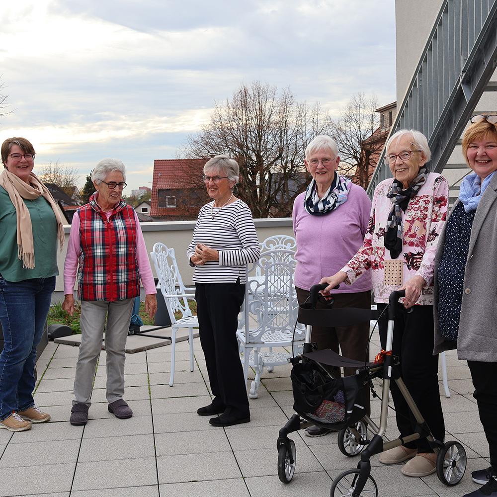 Gespräche, Gärtnern oder den Ausblick genießen – auch die Dachterrasse gehört  im Haus Marillac zum Wohnen dazu: (v. l.) Heimleiterin Ulrike Schaider, Erika Kühn,  Helga Janowitz, Johanna Freitag, Irmgard Benthin, Hausleiterin Ute Schneider
