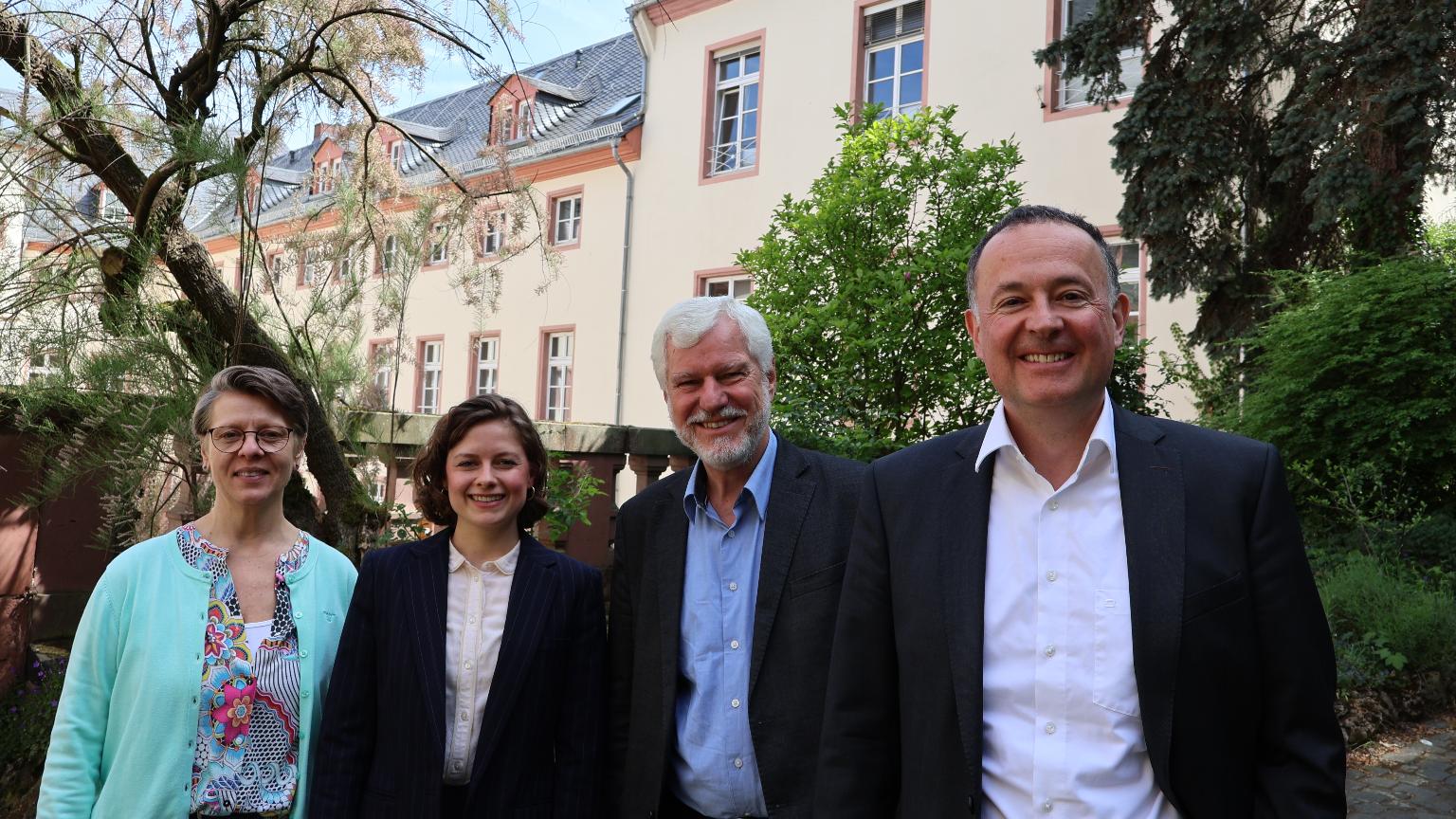 Von links: Yvonne Schäfer, Sekretariat, Julia Adams, pädagogische Referentin, Dieter Skala, Leiter des Katholischen Büros, Ralf Korden, Justiziar. (c) Anja Weiffen