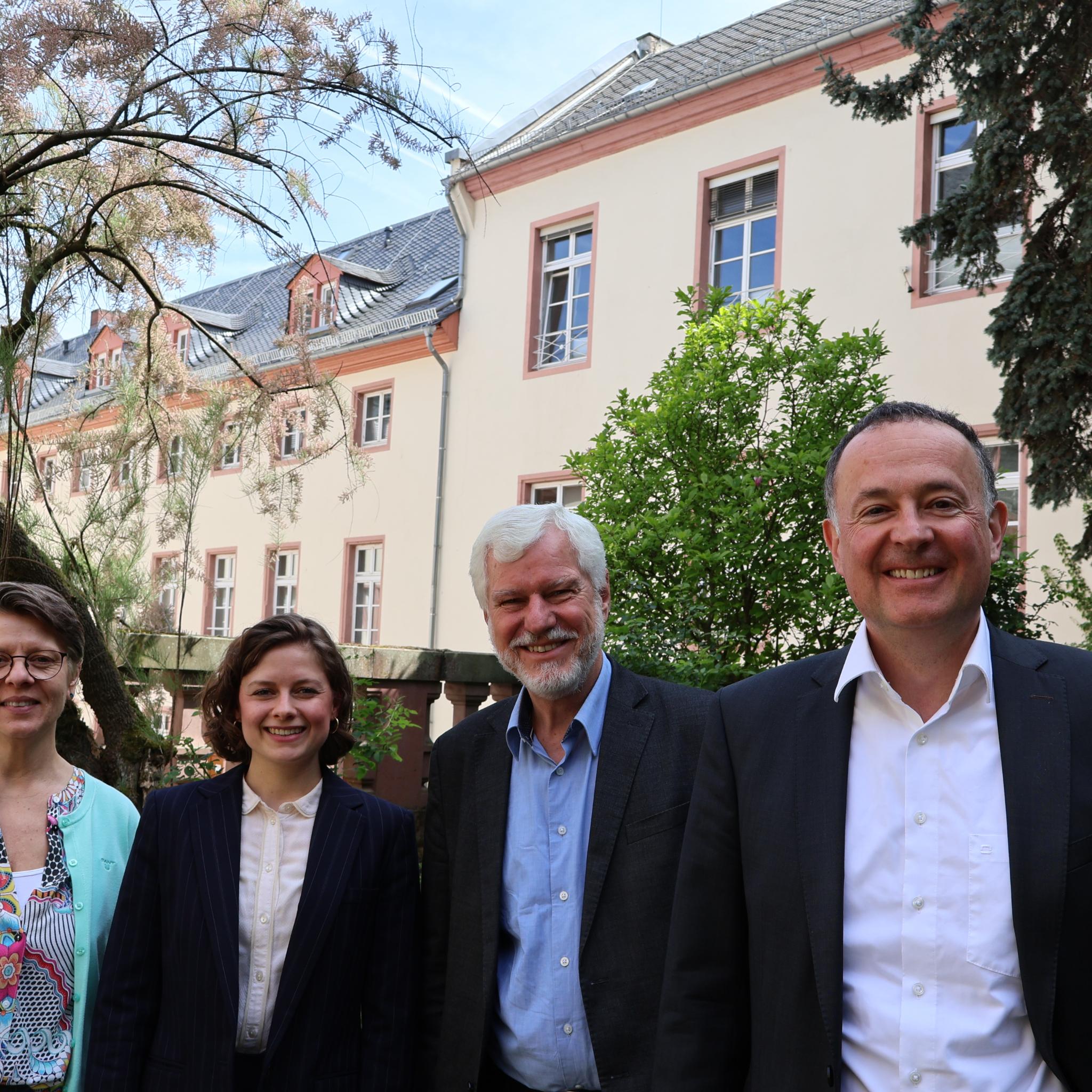 Von links: Yvonne Schäfer, Sekretariat, Julia Adams, pädagogische Referentin, Dieter Skala, Leiter des Katholischen Büros, Ralf Korden, Justiziar.