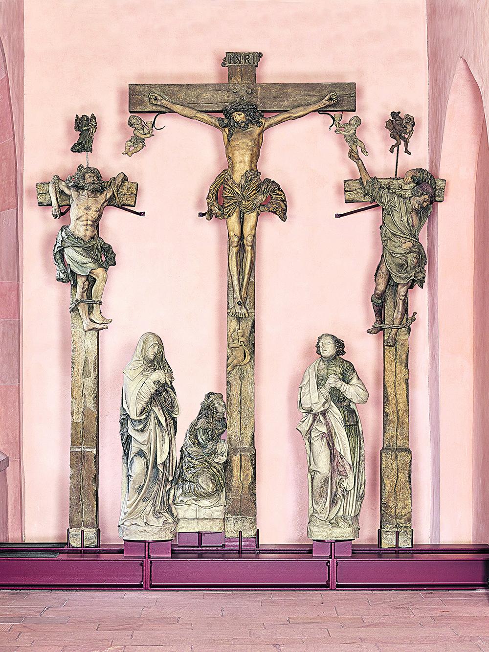 Die Kreuzigungsgruppe stiftete der Künstler Hans Backoffen, sie stammt aus seiner Werkstatt und ist zwischen 1518 und 1520 entstanden. Das Original ist heute im Bischöflichen Dom- und Diözesanmuseum in Mainz zu sehen. Am ursprünglichen Standort neben der Pfarrkirche St. Ignaz in der Mainzer Altstadt steht eine Kopie.