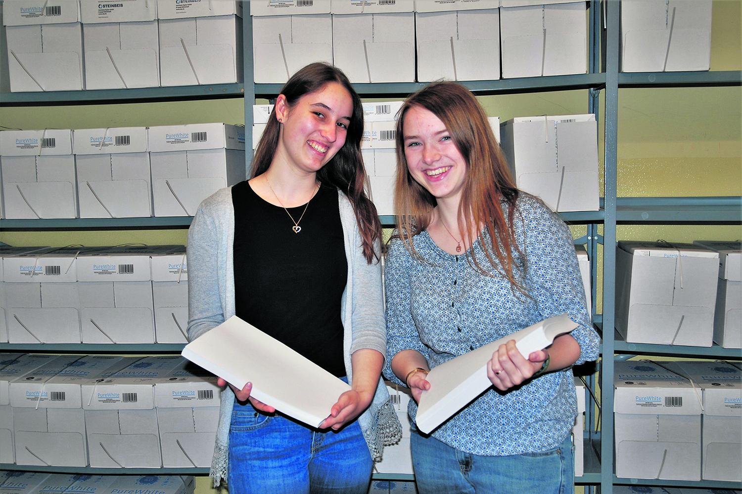 Lara-Maria Deeg (links) und Patrizia Schmitt im Kopierraum der Marienschule
