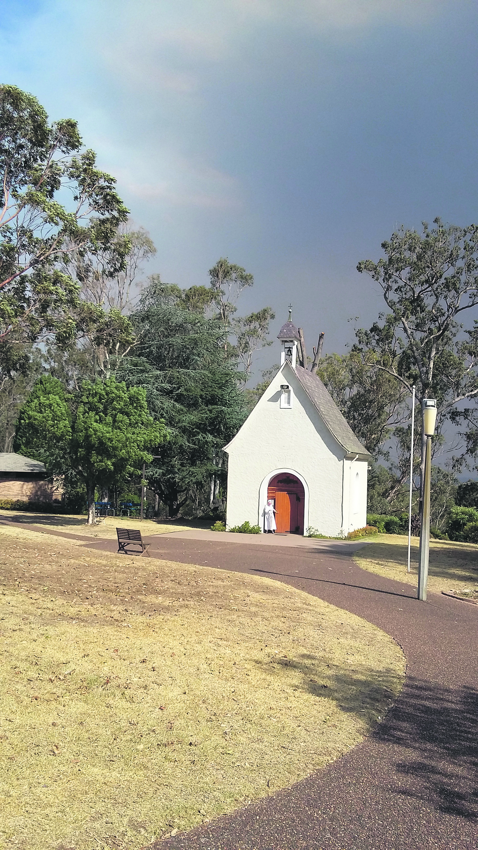  Die Schönstatt-Kapelle in Mulgoa, Australien, am 4. Januar, als Rauchwolken sie allmählich umhüllten. (c) kirchenzeitung