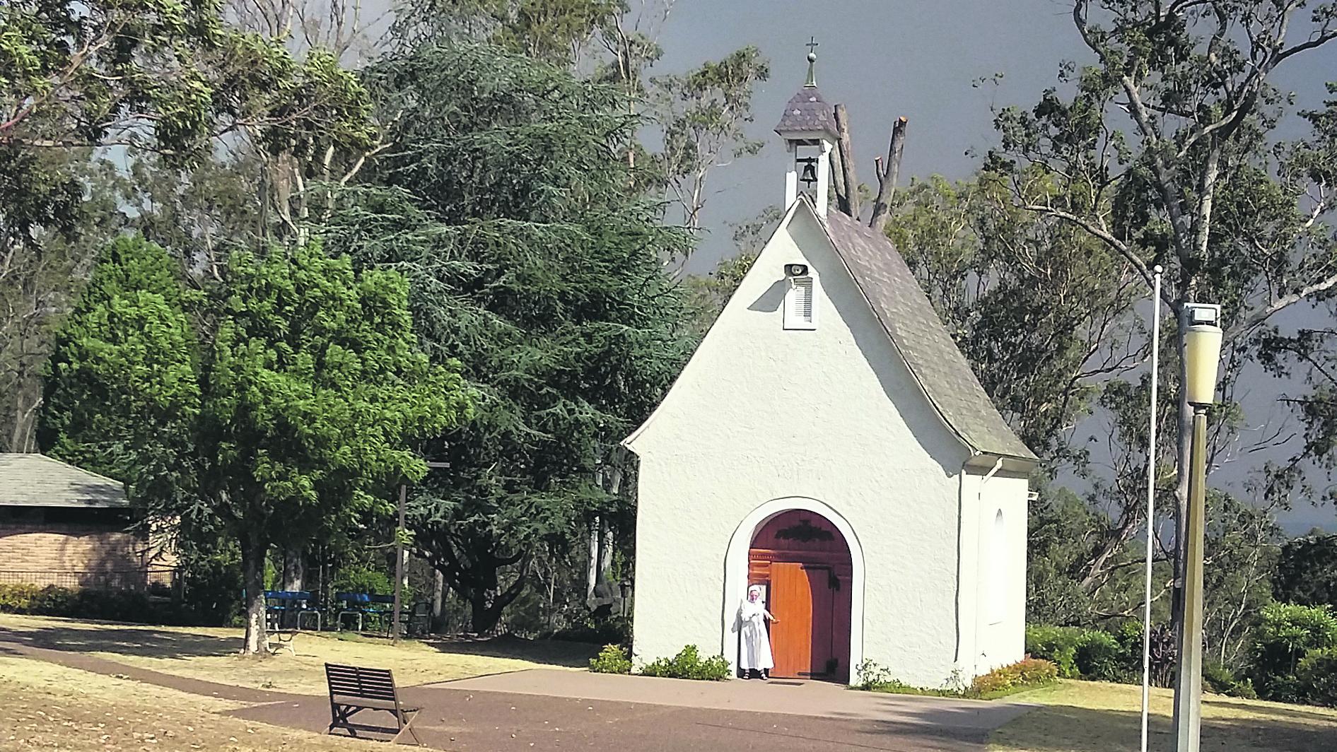  Die Schönstatt-Kapelle in Mulgoa, Australien, am 4. Januar, als Rauchwolken sie allmählich umhüllten. (c) kirchenzeitung