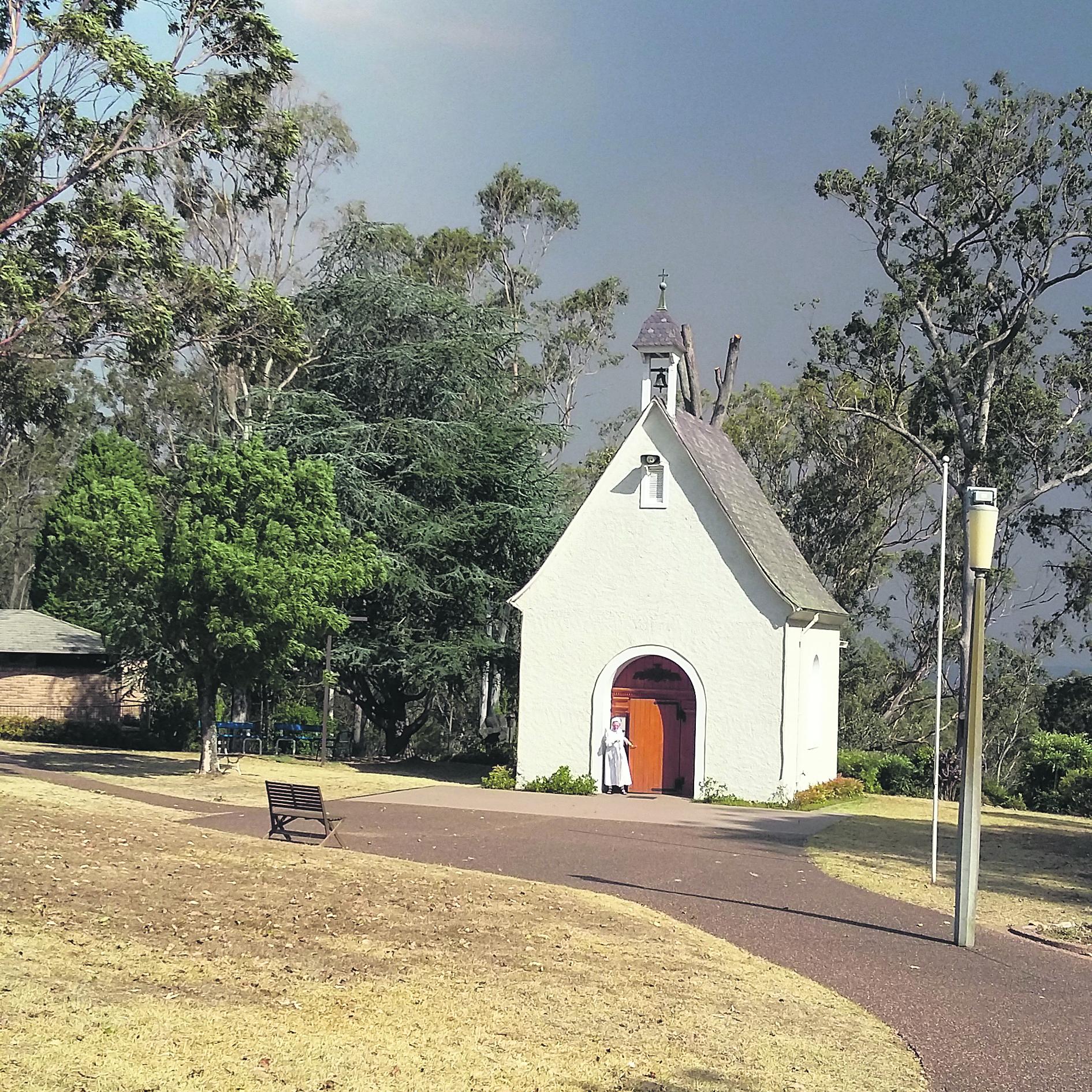  Die Schönstatt-Kapelle in Mulgoa, Australien, am 4. Januar, als Rauchwolken sie allmählich umhüllten.