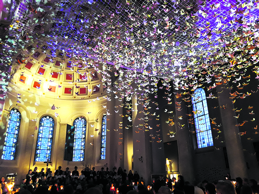 5000 Friedenstauben „fliegen“ in der Kirche (c) Pfarrei St. Georg, Bensheim