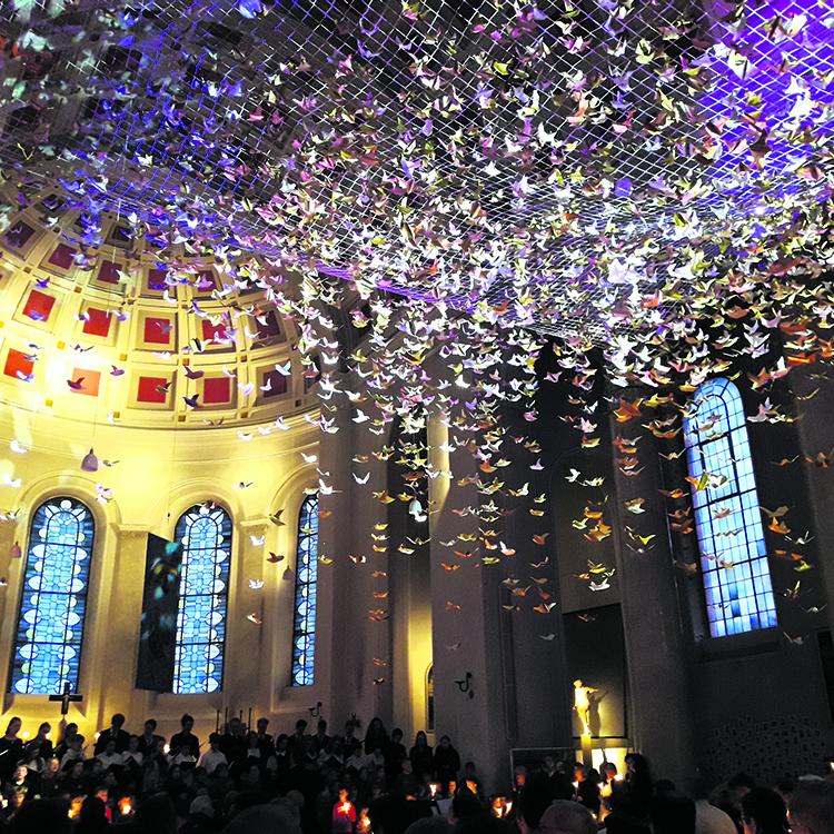5000 Friedenstauben „fliegen“ in der Kirche