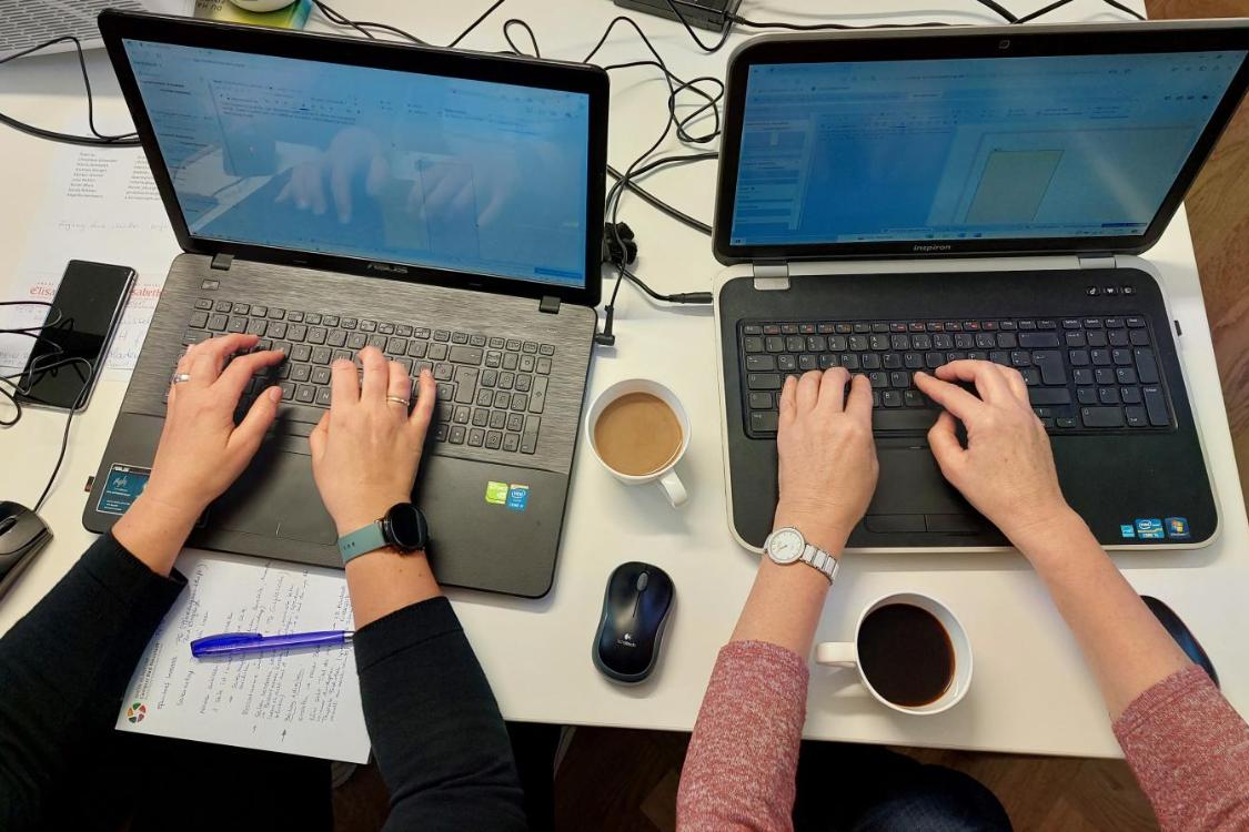 zwei Laptops, zwei Benutzer, viele Kabel