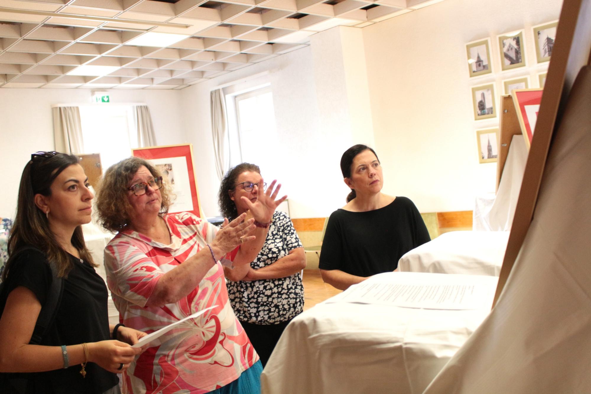 Alzey, 15. September 2026: Zu Besuch in der Ausstellung 'Betroffene zeigen Gesicht' (v.l.n.r.): Angela Rinaldi , Ilonka Czerny, Anke Fery und Bevollmächtigte Stephanie Rieth.