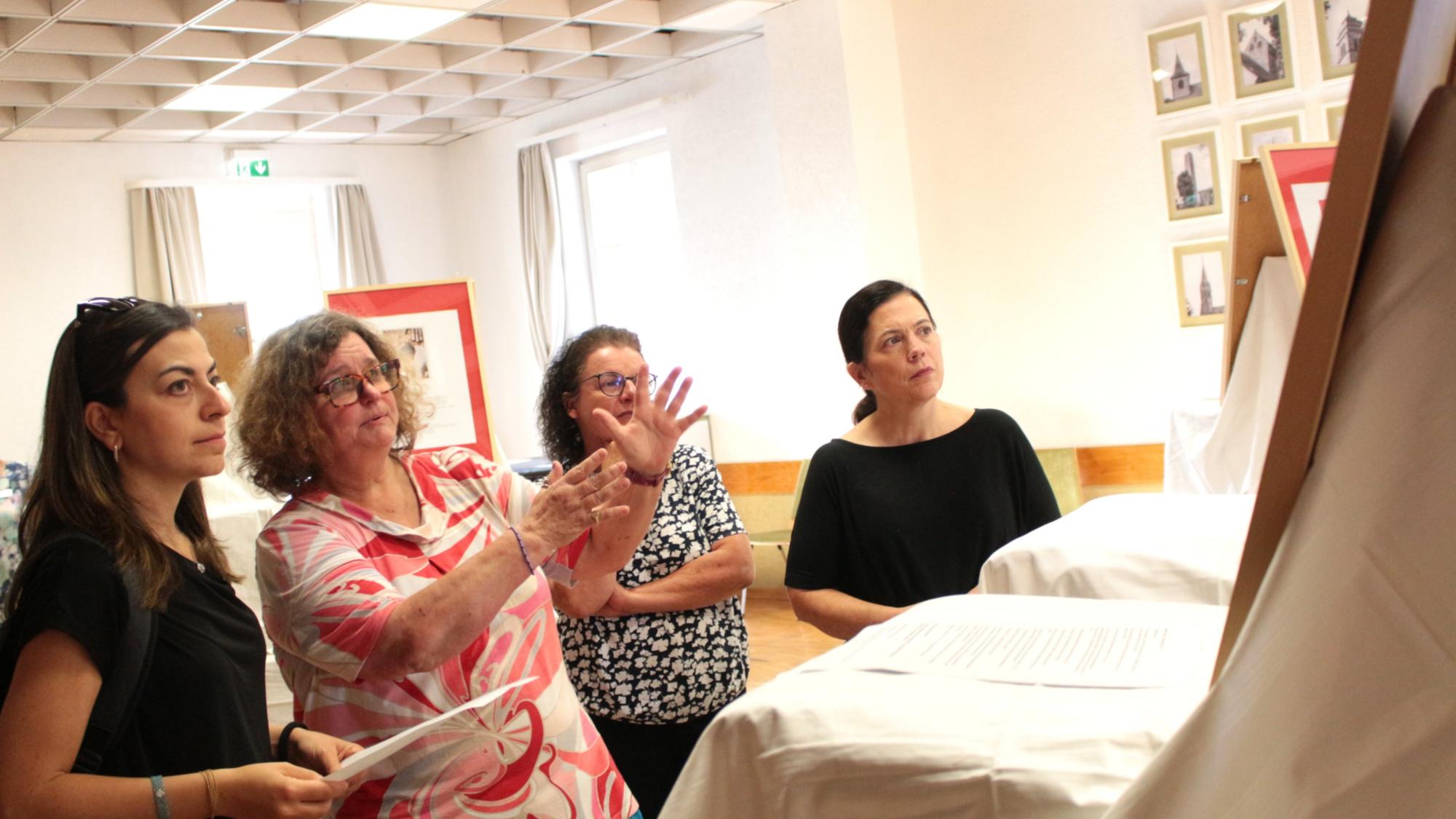 Alzey, 15. September 2026: Zu Besuch in der Ausstellung 'Betroffene zeigen Gesicht' (v.l.n.r.): Angela Rinaldi , Ilonka Czerny, Anke Fery und Bevollmächtigte Stephanie Rieth.