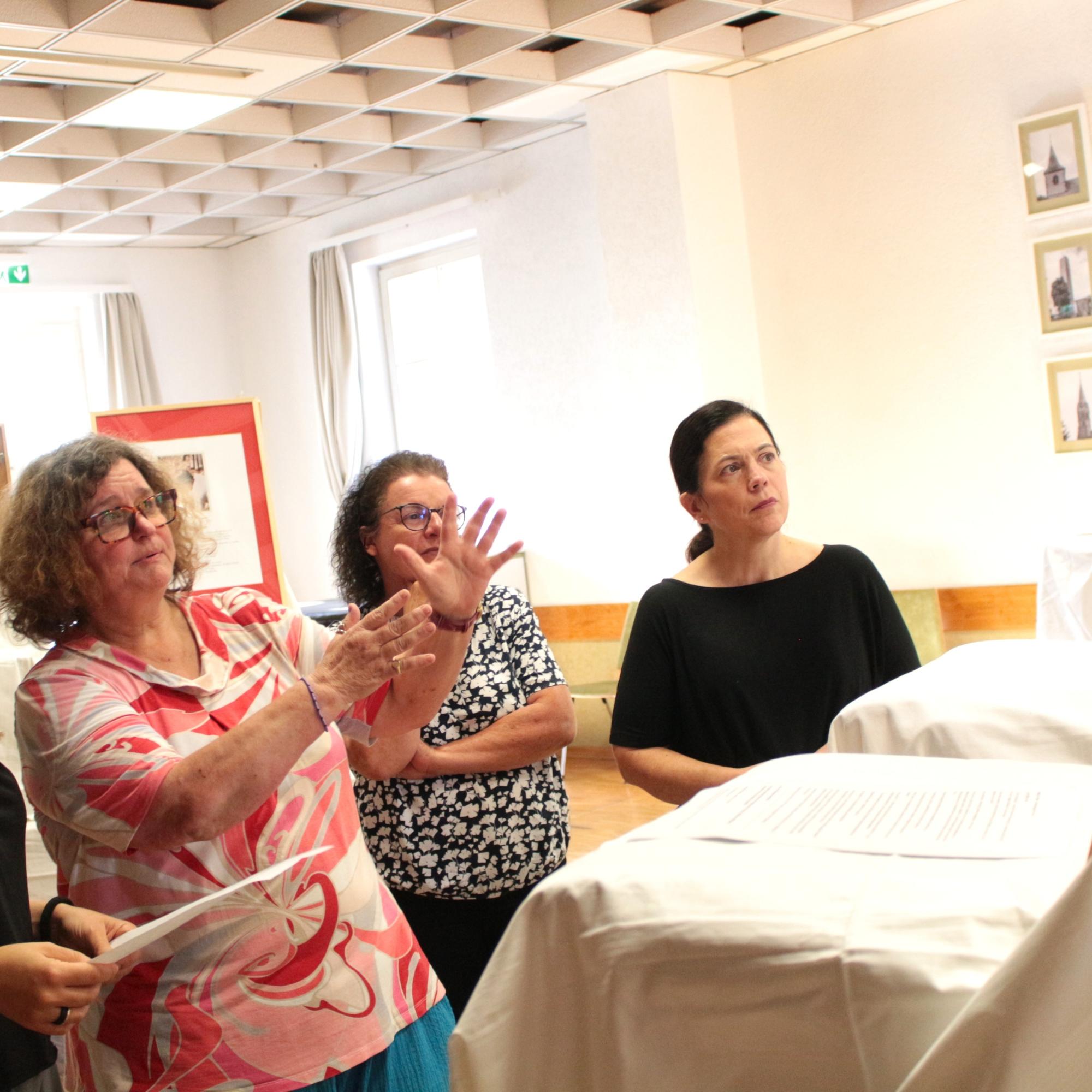 Alzey, 15. September 2026: Zu Besuch in der Ausstellung 'Betroffene zeigen Gesicht' (v.l.n.r.): Angela Rinaldi , Ilonka Czerny, Anke Fery und Bevollmächtigte Stephanie Rieth.