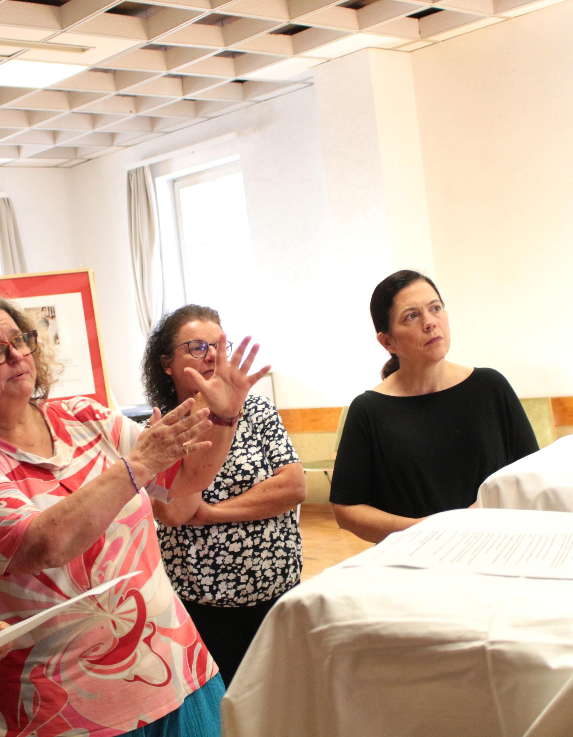 Alzey, 15. September 2026: Zu Besuch in der Ausstellung 'Betroffene zeigen Gesicht' (v.l.n.r.): Angela Rinaldi , Ilonka Czerny, Anke Fery und Bevollmächtigte Stephanie Rieth.