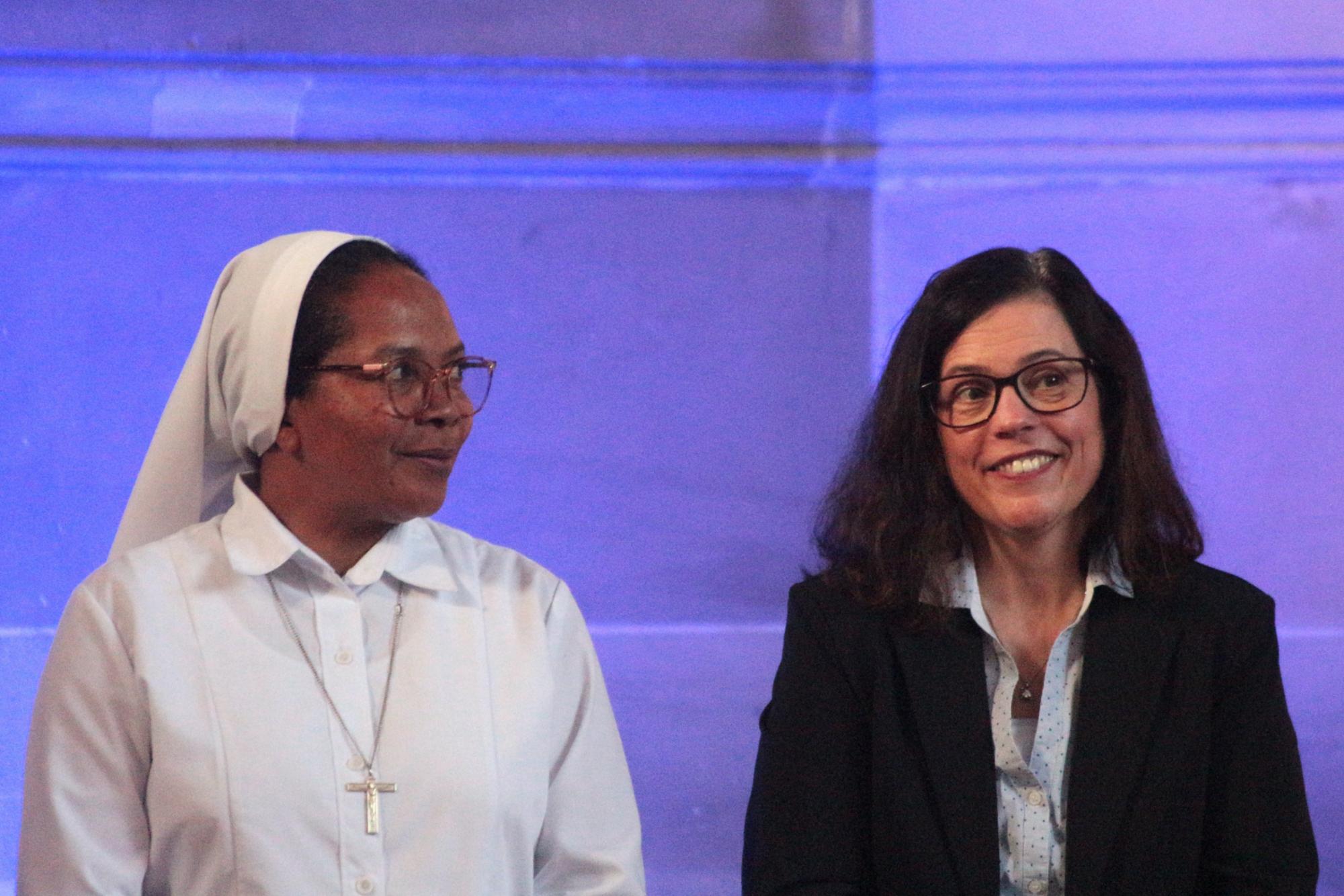 Mainz, 2. Oktober 2026: Die Bevollmächtigte des Generalvikars, Stephanie Rieth, würdigte die Arbeit von Schwester Marie Odette Baomazava (links), die als Gast von Missio über ihre Arbeit in Madagaskar berichtet.