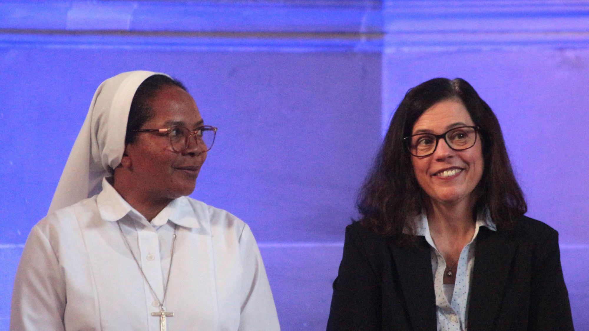 Mainz, 2. Oktober 2026: Die Bevollmächtigte des Generalvikars, Stephanie Rieth, würdigte die Arbeit von Schwester Marie Odette Baomazava (links), die als Gast von Missio über ihre Arbeit in Madagaskar berichtet.