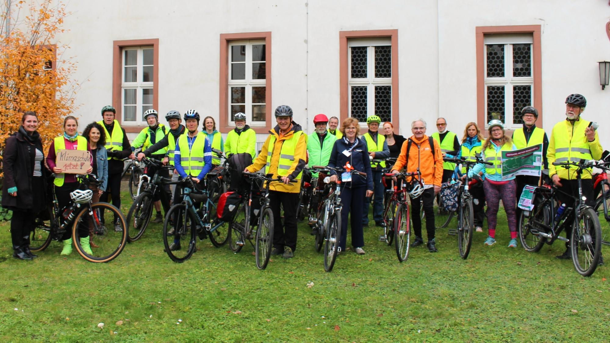Mainz, 27. Oktober 2026: Die Mitradel-Aktion „road2cop31“ hat auf ihrem Weg zur 31. Klimakonferenz Station im Mainzer Priesterseminar gemacht; links Eva Baillie vom Bistum und die Organisatorin von Misereor, Madeleine Wörner.