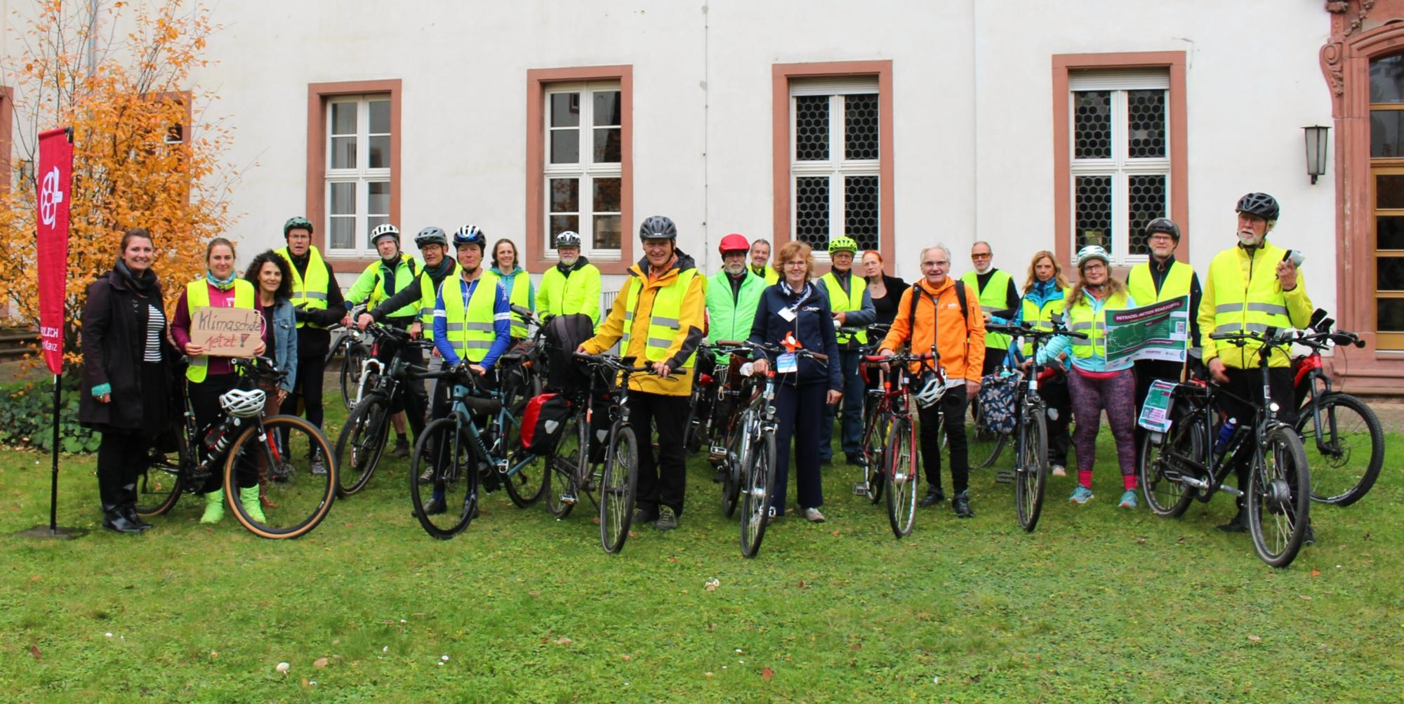 Mainz, 27. Oktober 2026: Die Mitradel-Aktion „road2cop31“ hat auf ihrem Weg zur 31. Klimakonferenz Station im Mainzer Priesterseminar gemacht; links Eva Baillie vom Bistum und die Organisatorin von Misereor, Madeleine Wörner.