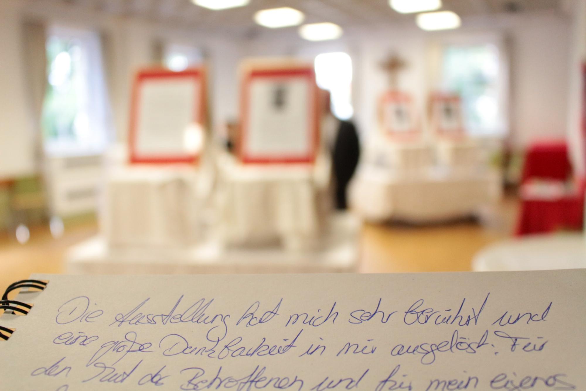 Alzey, 15. September 2026: Ein Satz aus dem Gästebuch der Ausstellung 'Betroffene zeigen Gesicht'.