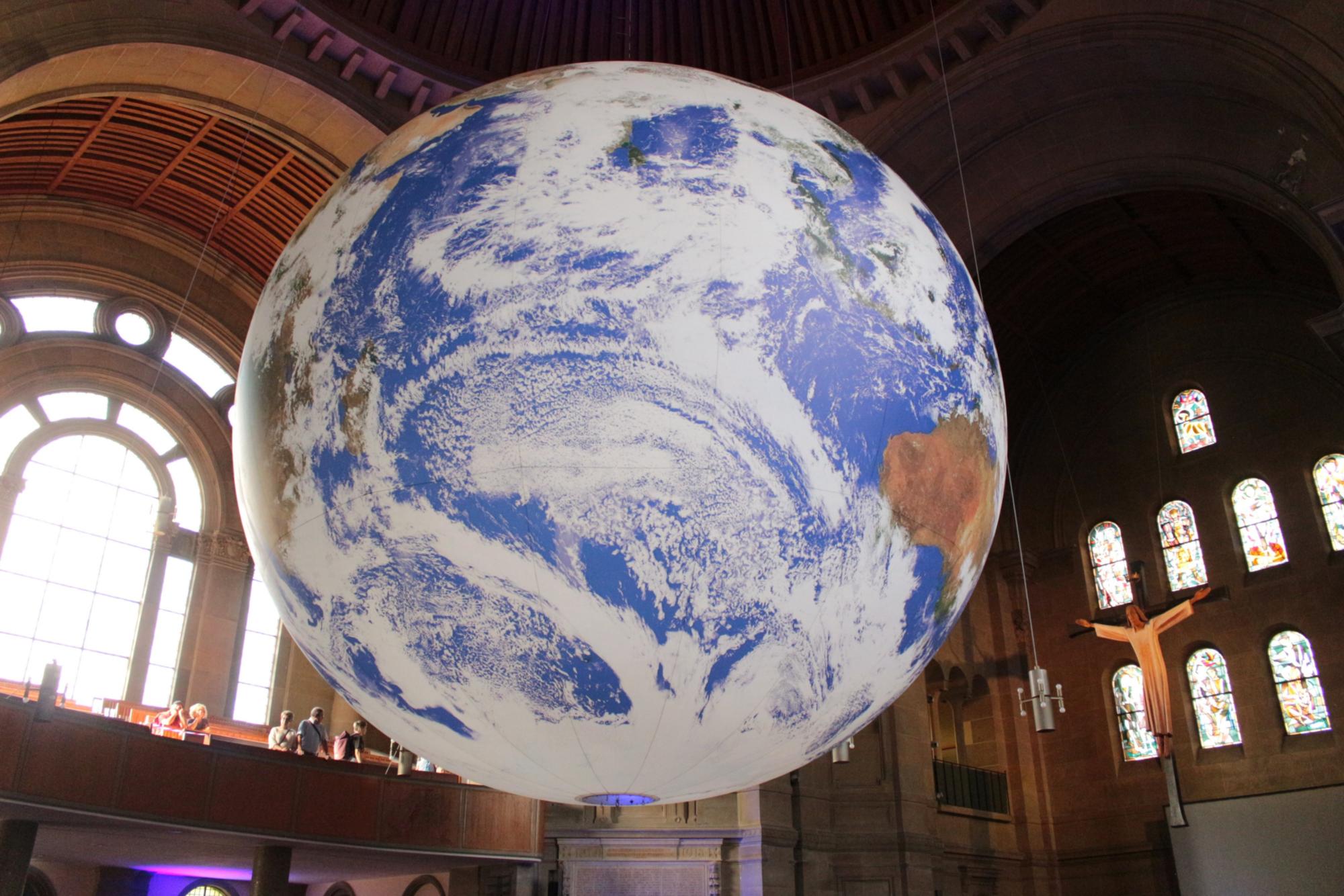 Mainz, 2. Oktober 2026: Noch bis zum 4. Oktober ist die Installation 'Gaia' des Künstlers Luke Jerram in der Mainzer Christuskirche zu sehen.