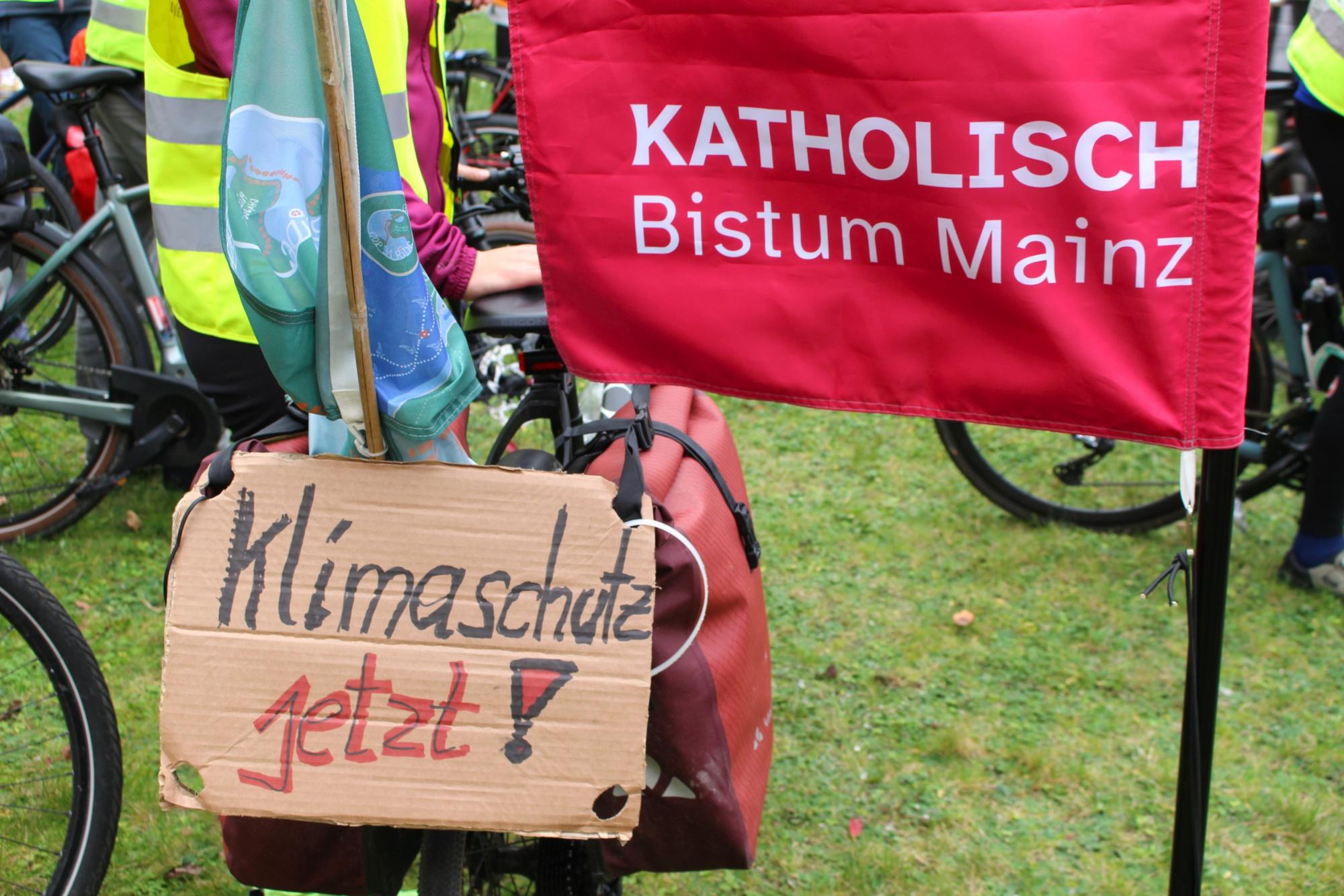 Mainz, 27. Oktober 2026: Die Mitradel-Aktion „road2cop31“ von Misereor machte Station im Mainzer Priesterseminar.