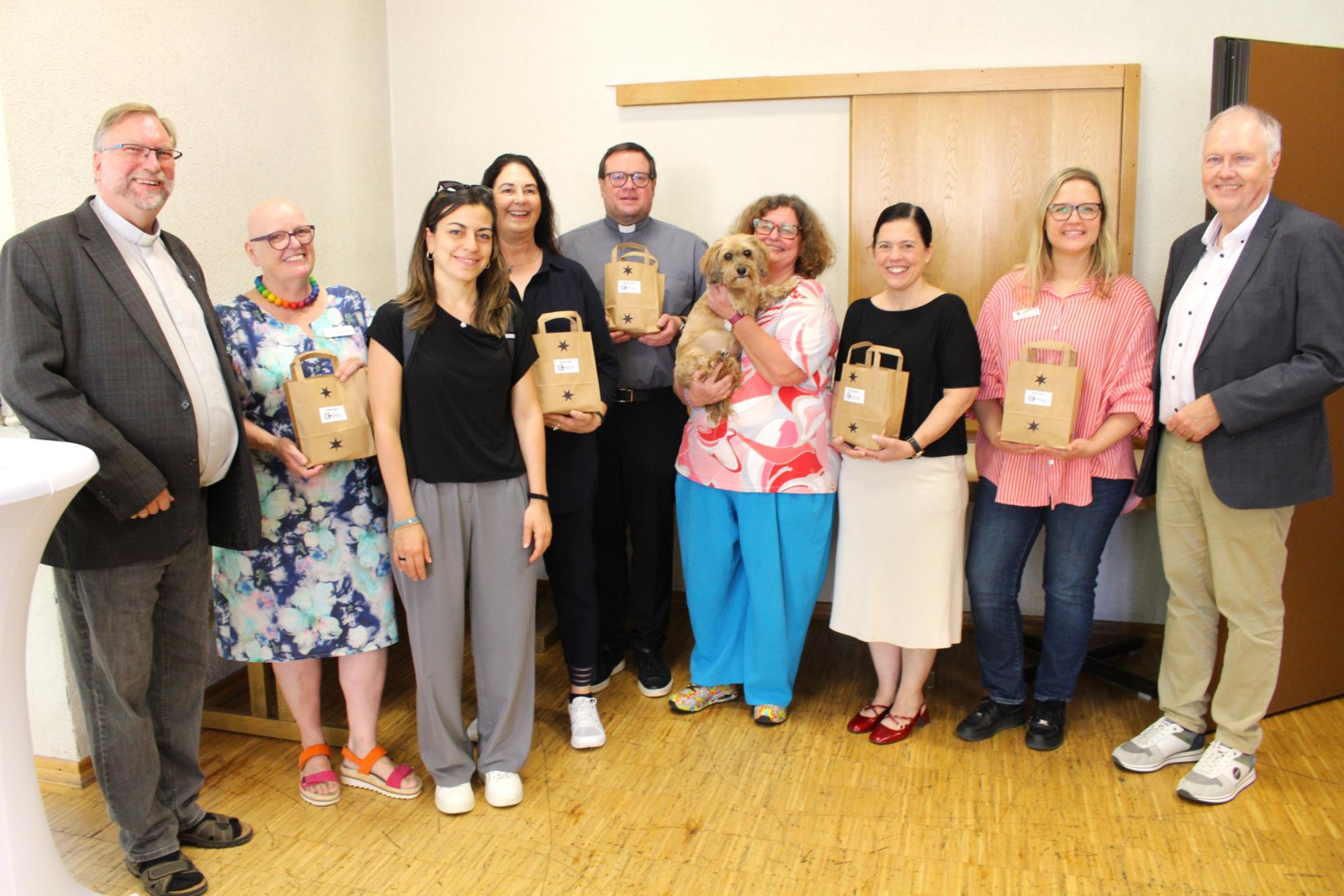 Alzey, 15. September 2026: Gruppenfoto einiger Kooperationspartner zum Ausstellungsbesuch (v.l.n.r.): Diakon Michael Weyers, Andrea Rinke-Bachmann, Angela Rinaldi, Astrid Hammes, Pfarrer Kai Wornath, Ilonka Czerny, Stephanie Rieth, Verena Nowak und Caritasdirektor Hubert Reise.