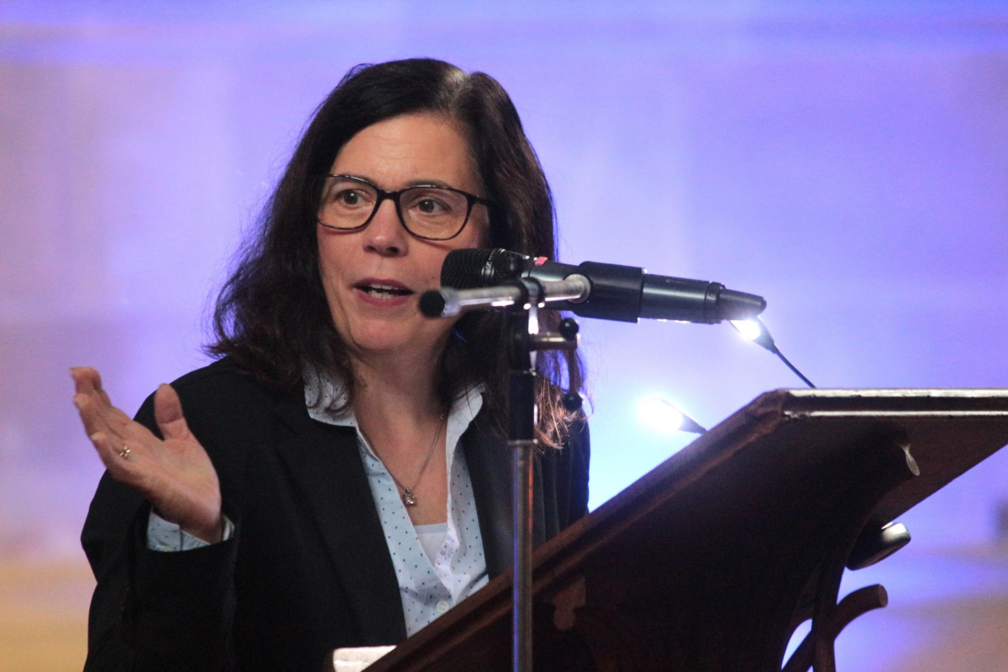 Mainz, 2. Oktober 2026: Bevollmächtigte Stephanie Rieth bei ihrem Zeugnis im ökumenischen Gottesdienst in der Christuskirche.